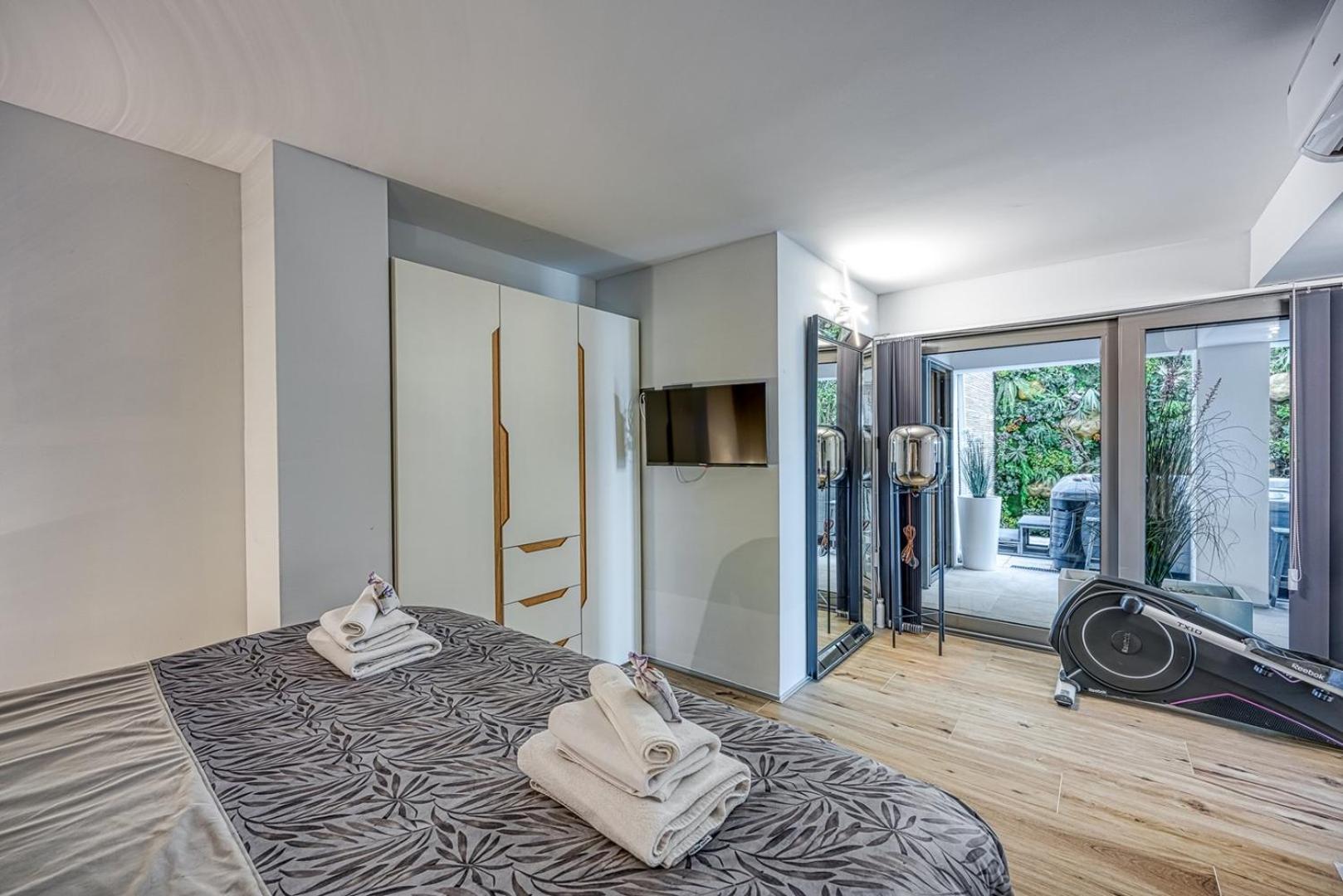 Deluxe Apartment with Whirlpool