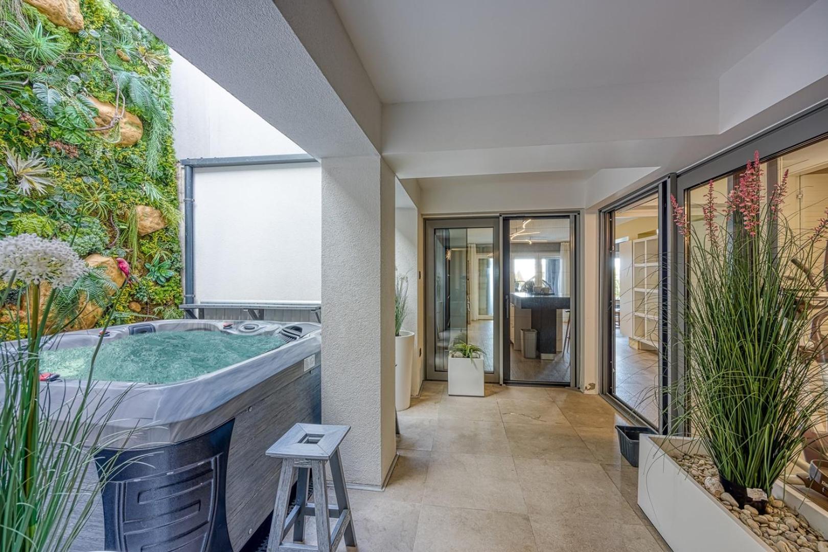 Deluxe Apartment with Whirlpool