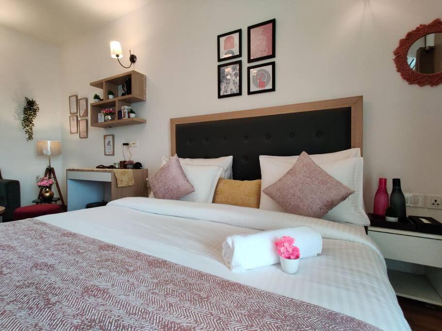 Sojourn Stays- Cozy cabin studio Apartment view 5