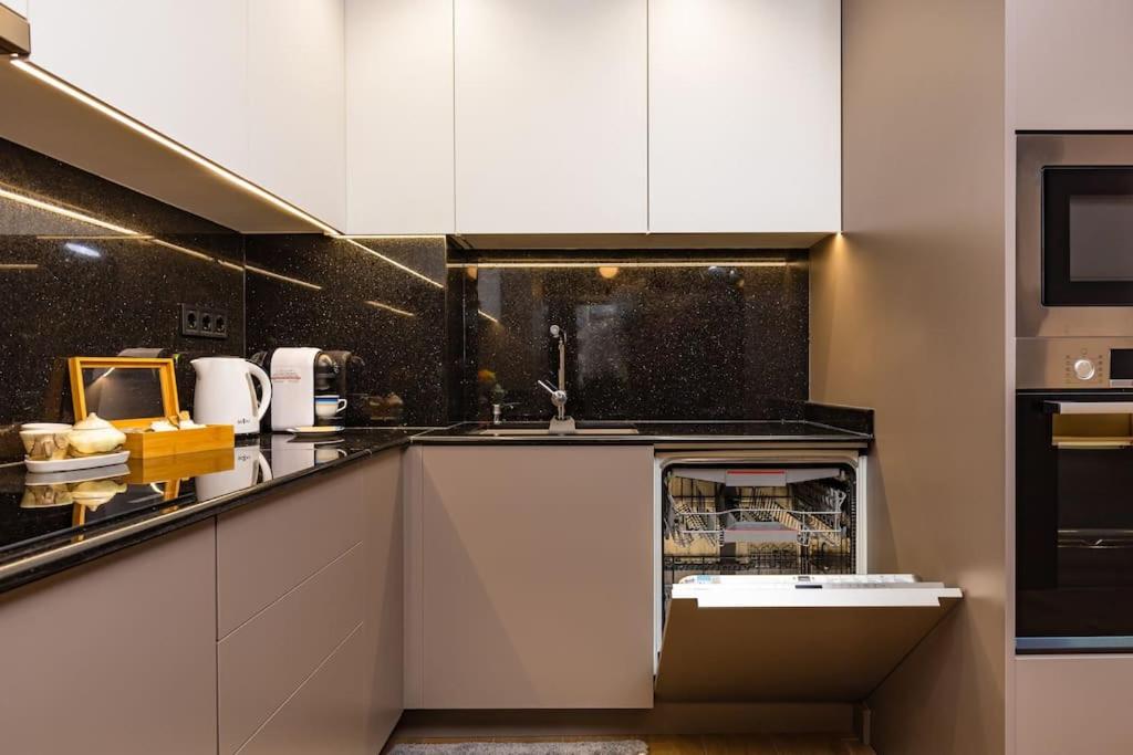 Central Victoria Home 2-bedroom apt