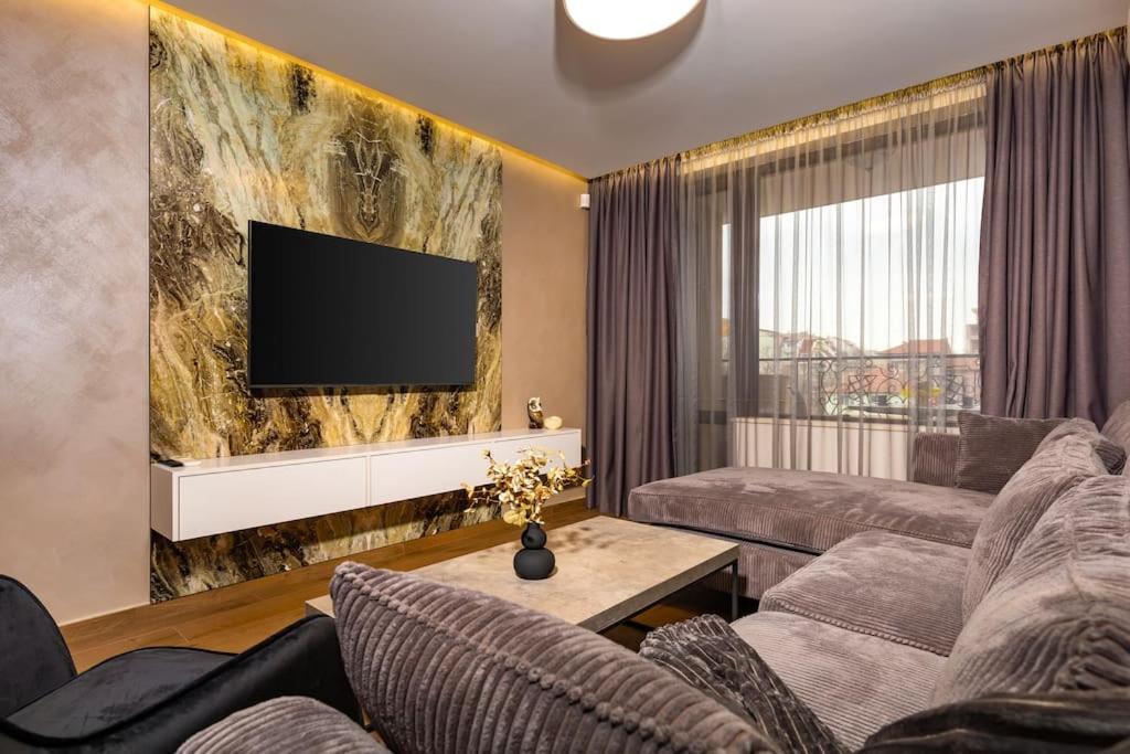 Central Victoria Home 2-bedroom apt