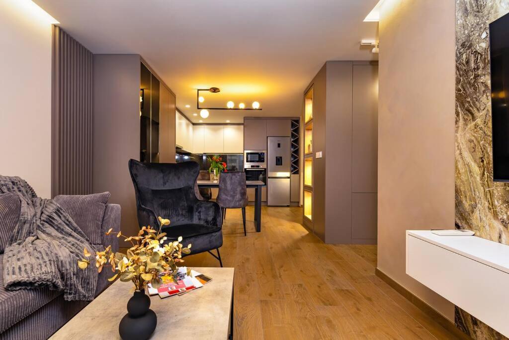 Central Victoria Home 2-bedroom apt