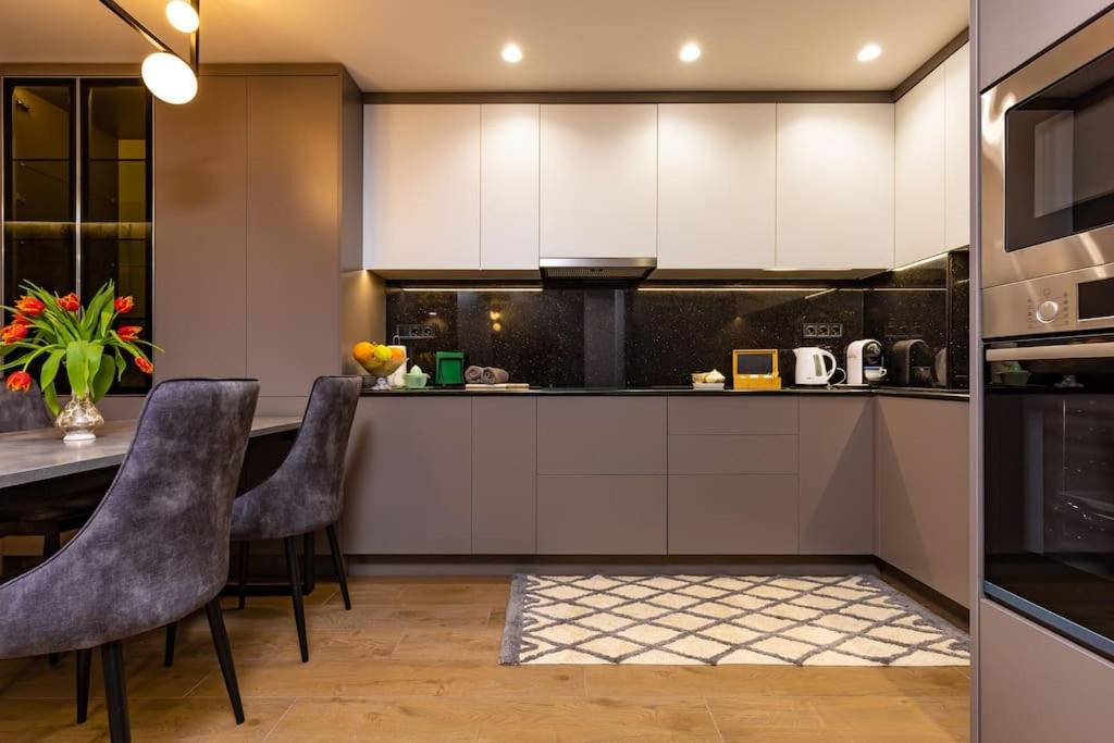 Central Victoria Home 2-bedroom apt