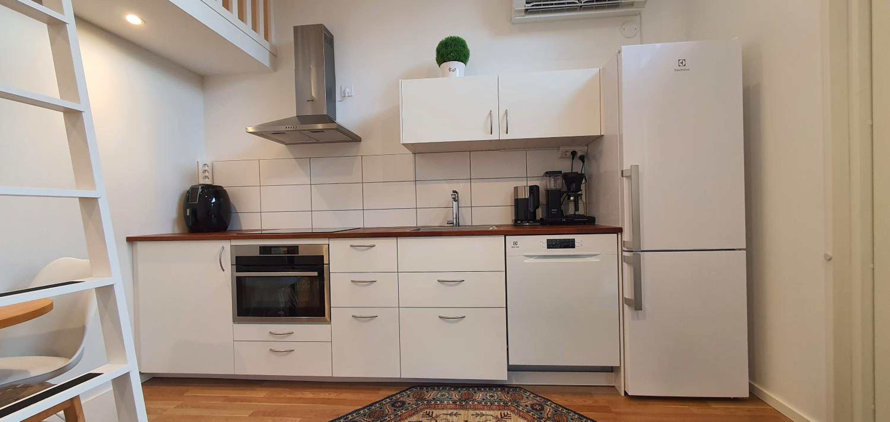 Smakfullt attefallshus med stort loft nära naturen view 2