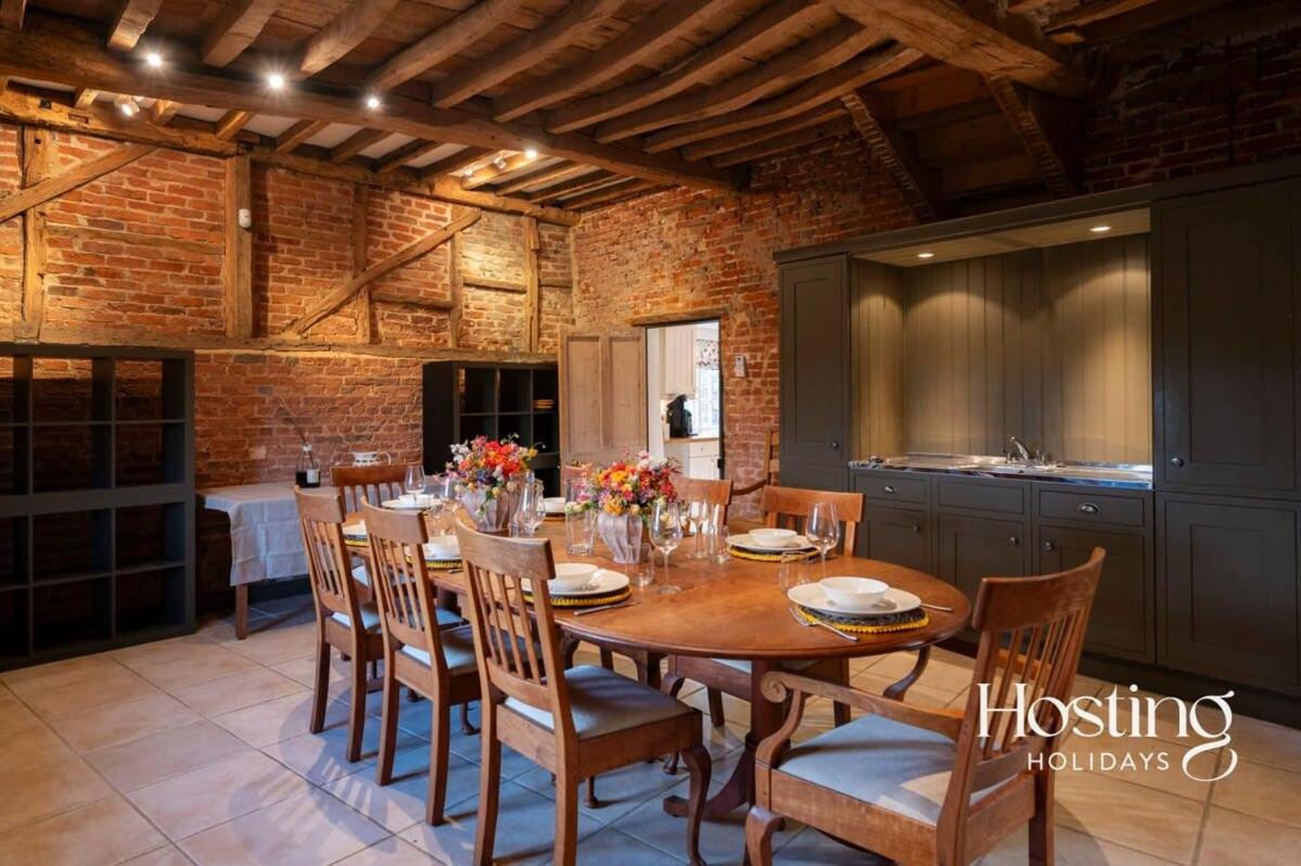 Bullocks Farm House - 6 Exceptional Bedrooms view 3