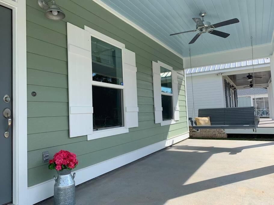 *Chic Beach Cottage Retreat* near Beach/downtown view 4