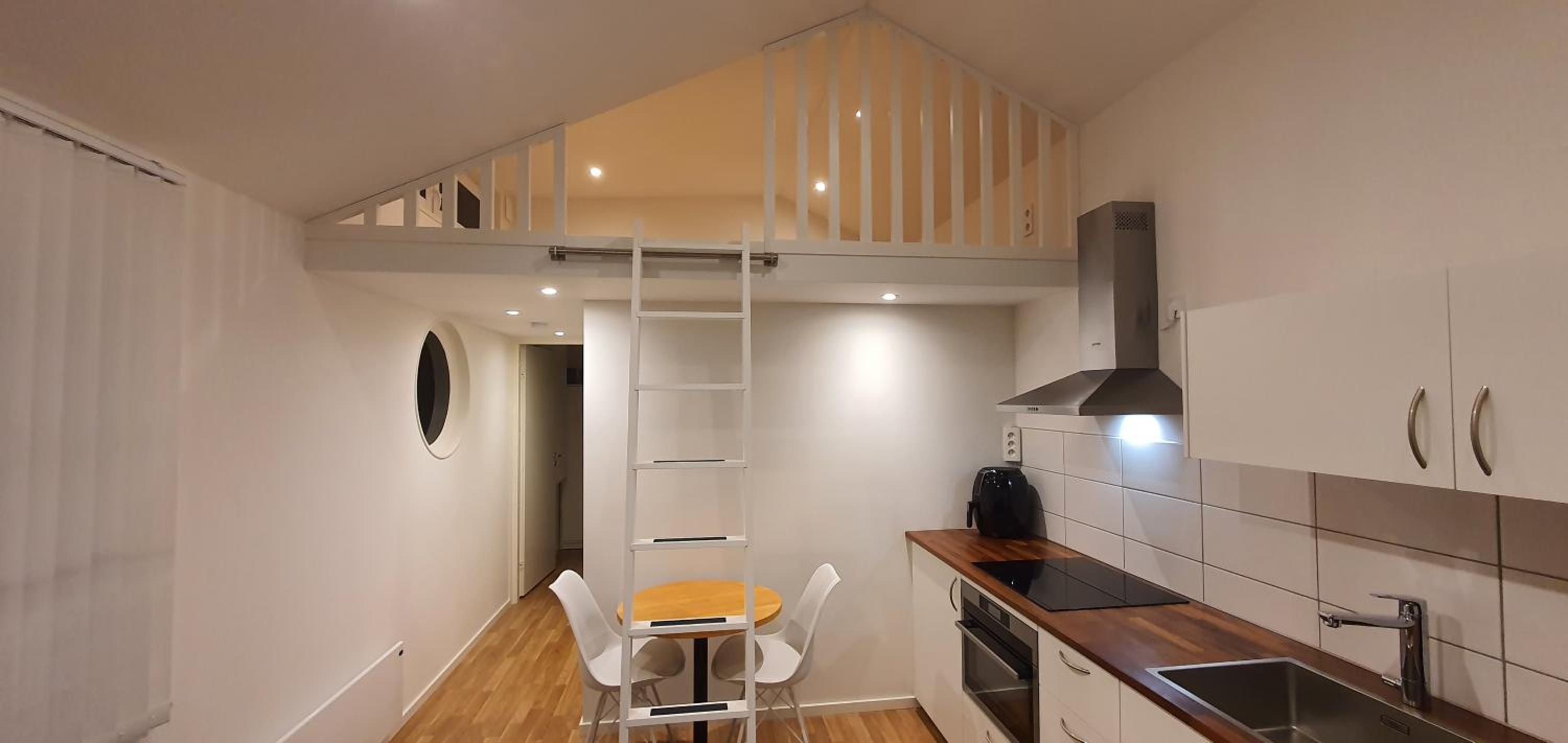 Smakfullt attefallshus med stort loft nära naturen view 3