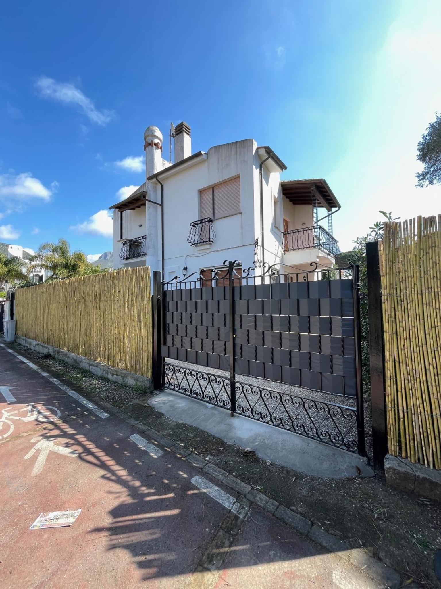 Sunny Room in a cozy Villa