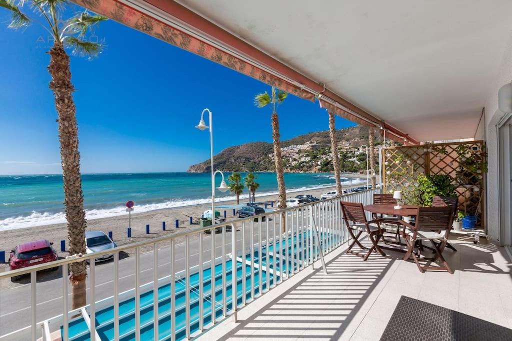 Szimple Magnific Seaviews