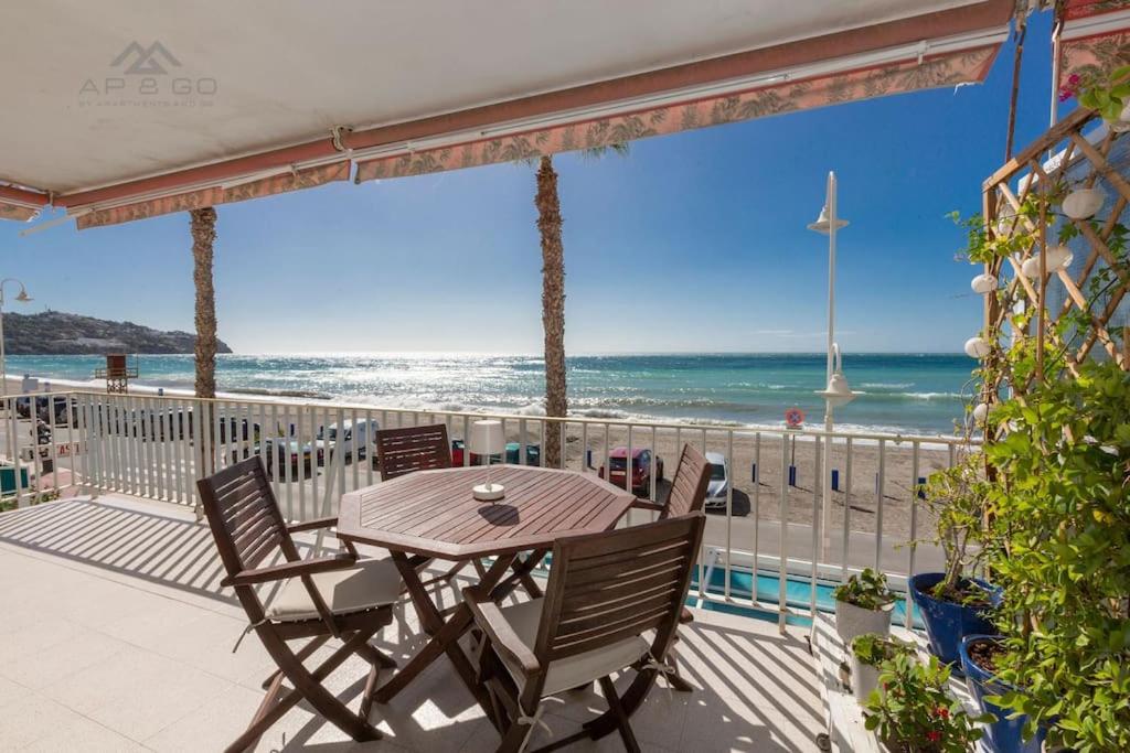 Szimple Magnific Seaviews