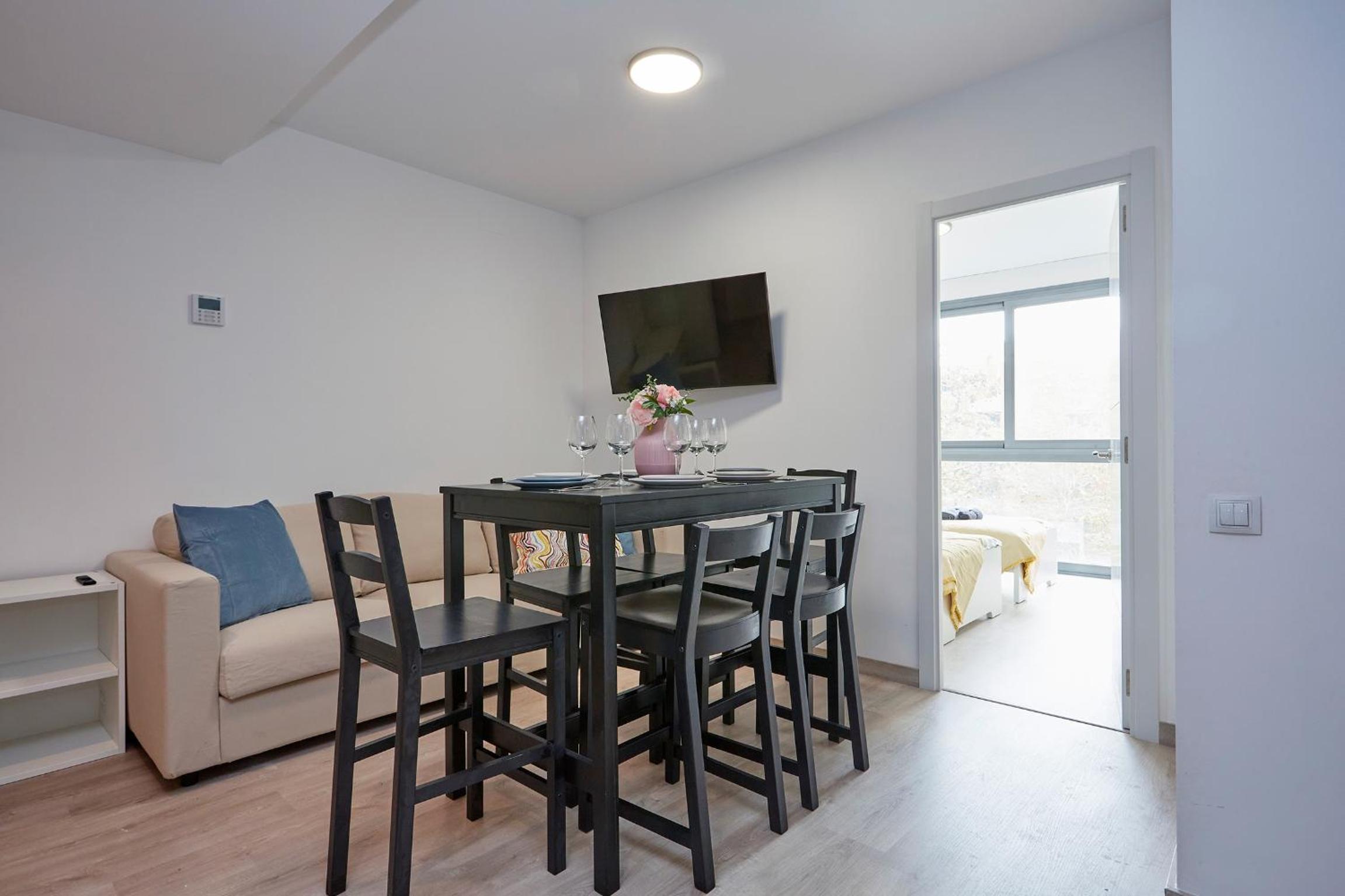 Three bedroom Two bathroom apartment Close to Beach