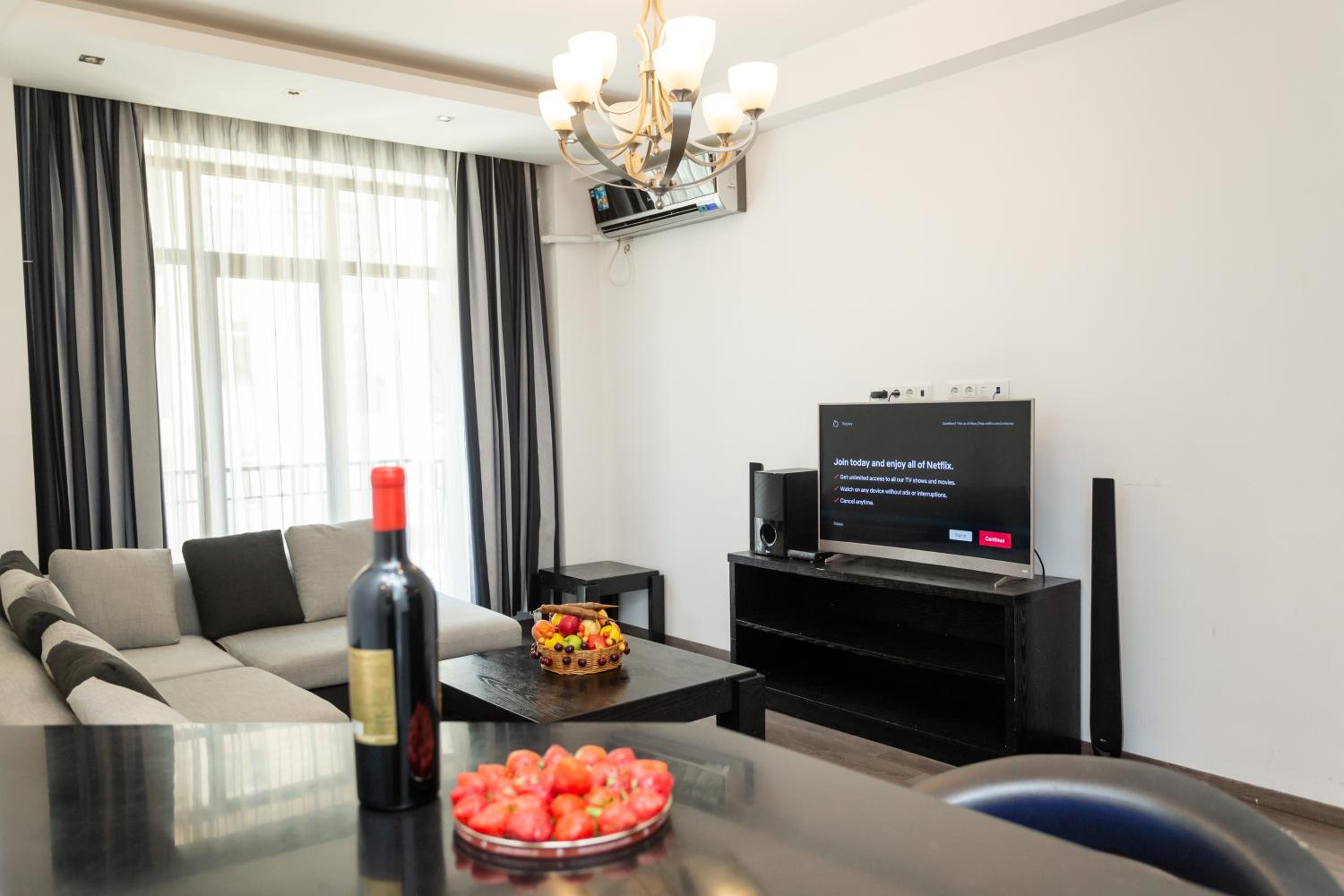 Luxury Apartment on Rustaveli Avenue lll view 3