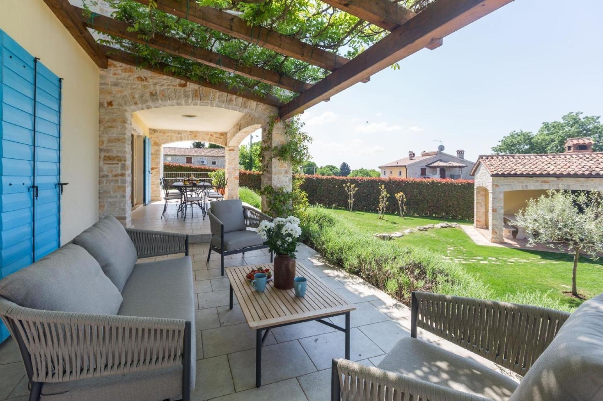 Villa mit Pool, Garten und Sommerküche