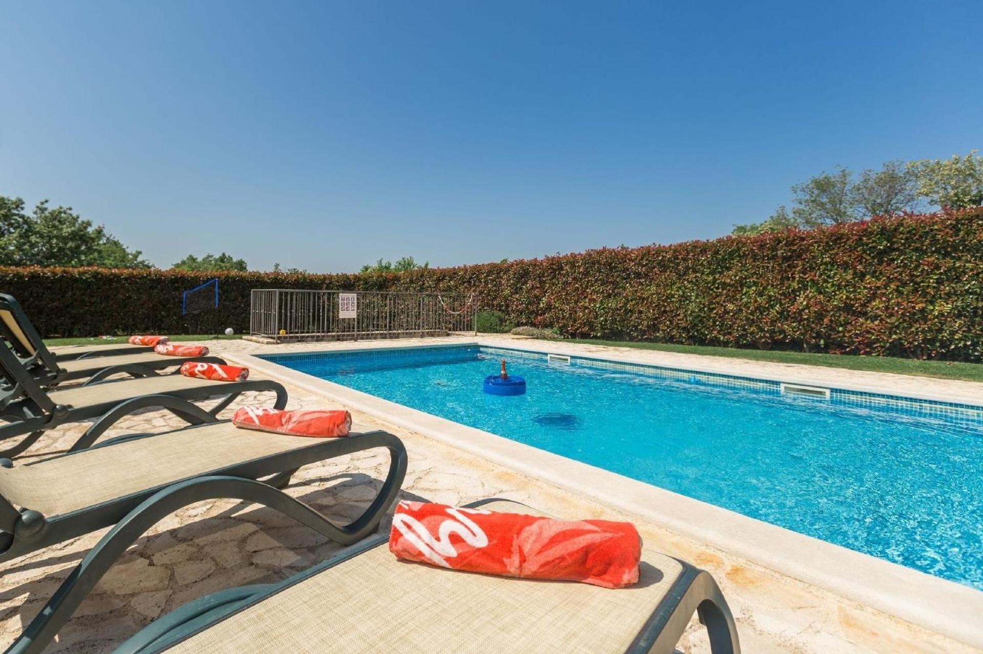 Villa mit Pool, Garten und Sommerküche