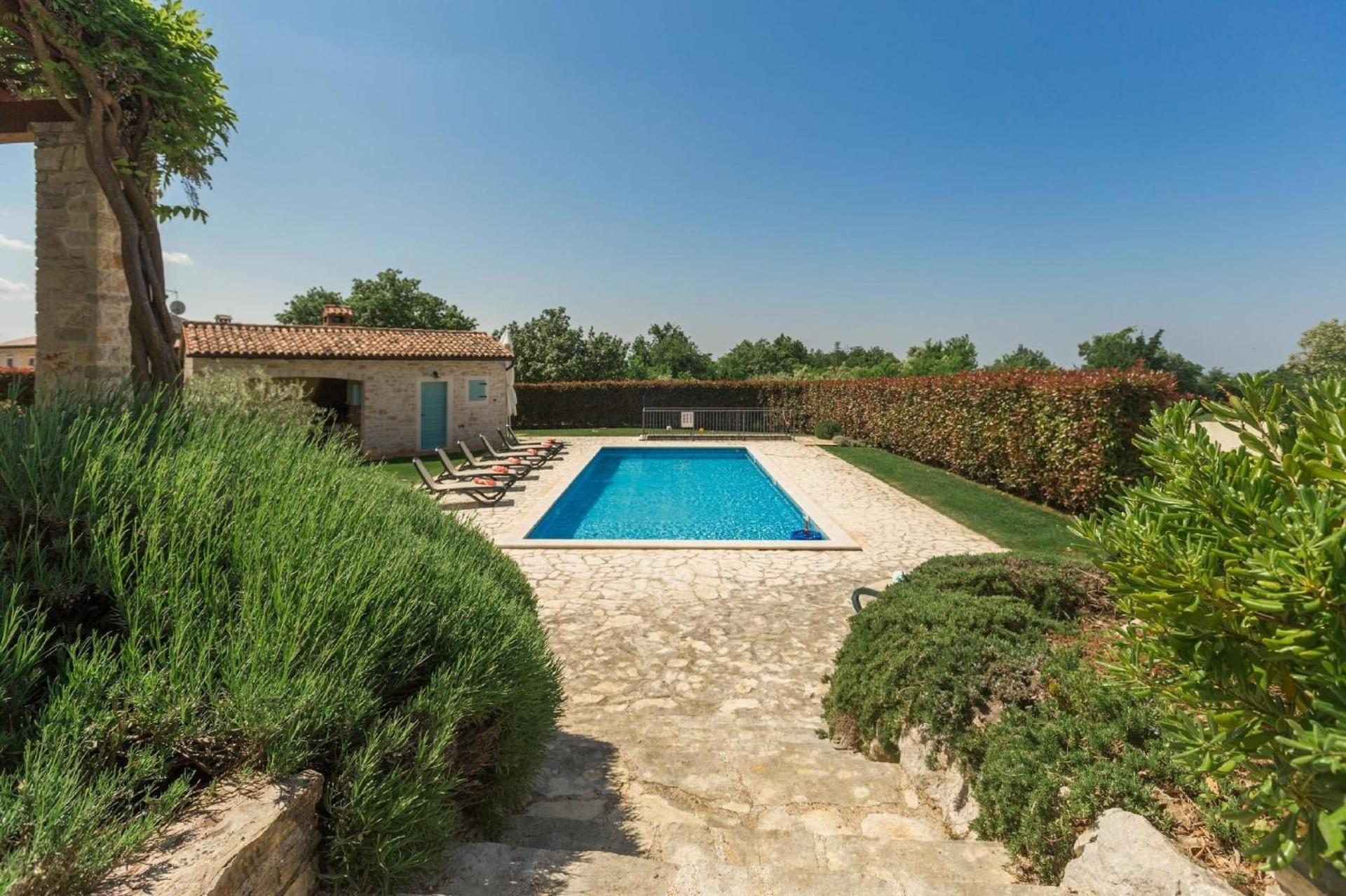 Villa mit Pool, Garten und Sommerküche