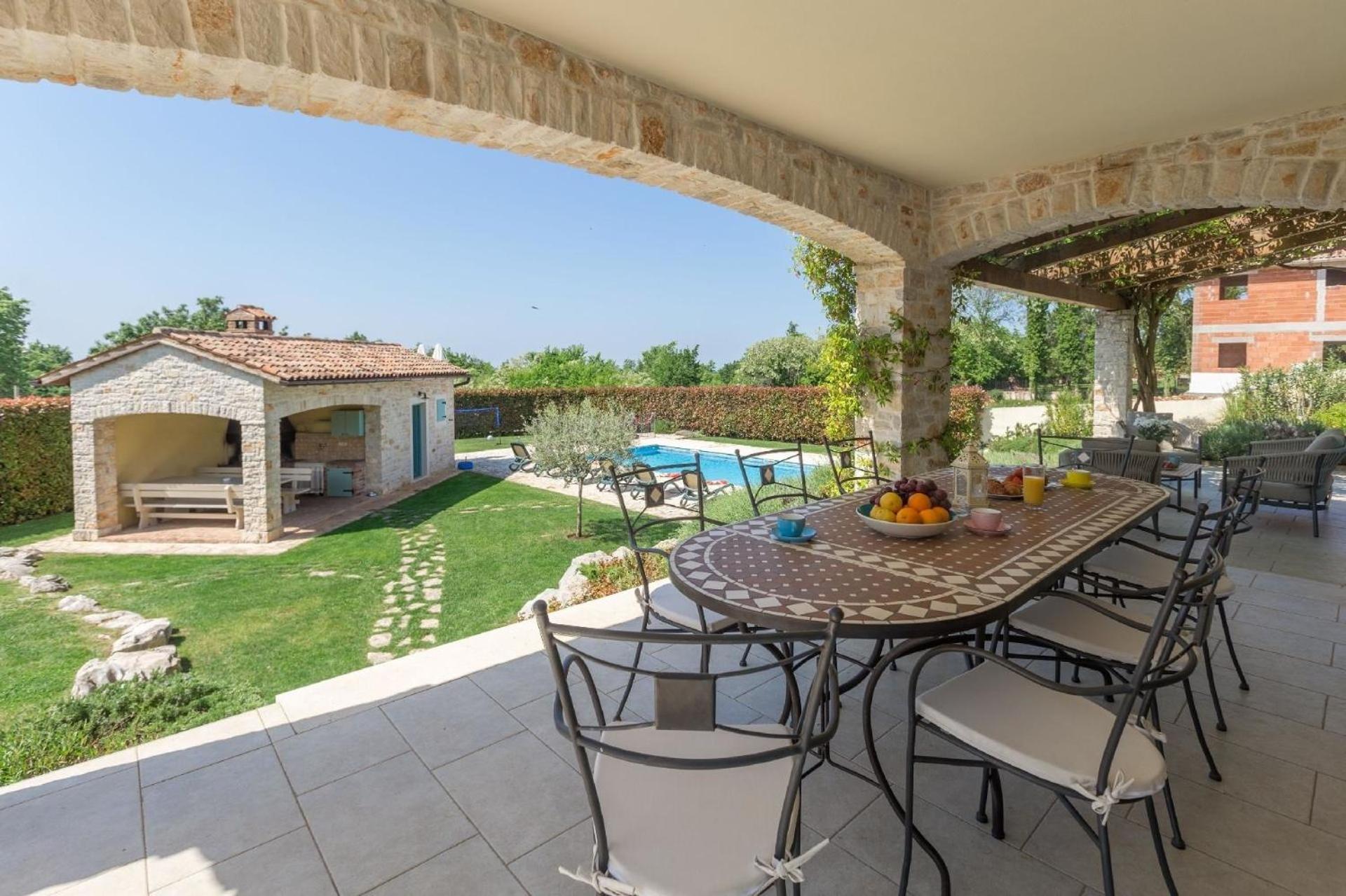 Villa mit Pool, Garten und Sommerküche