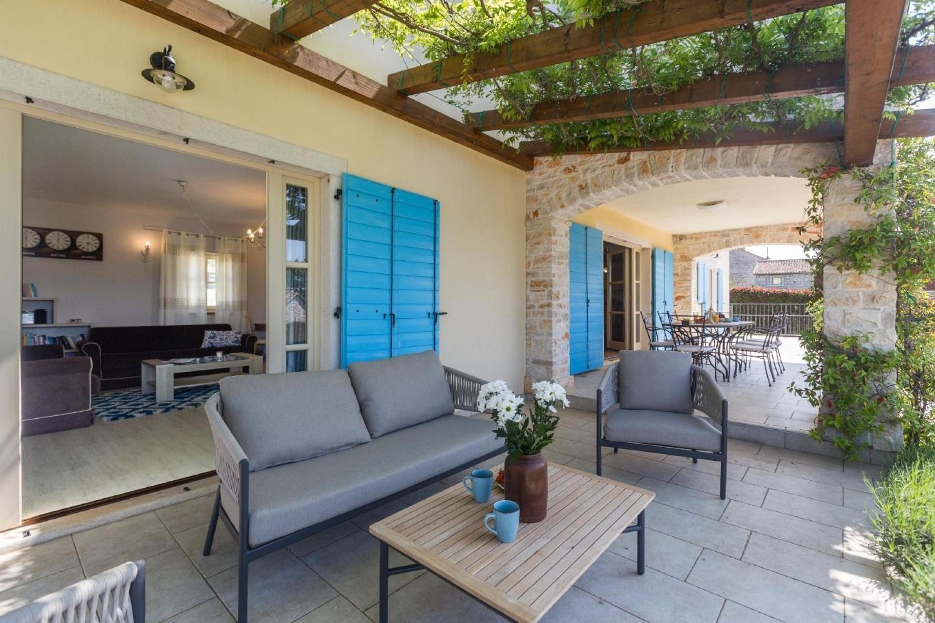 Villa mit Pool, Garten und Sommerküche