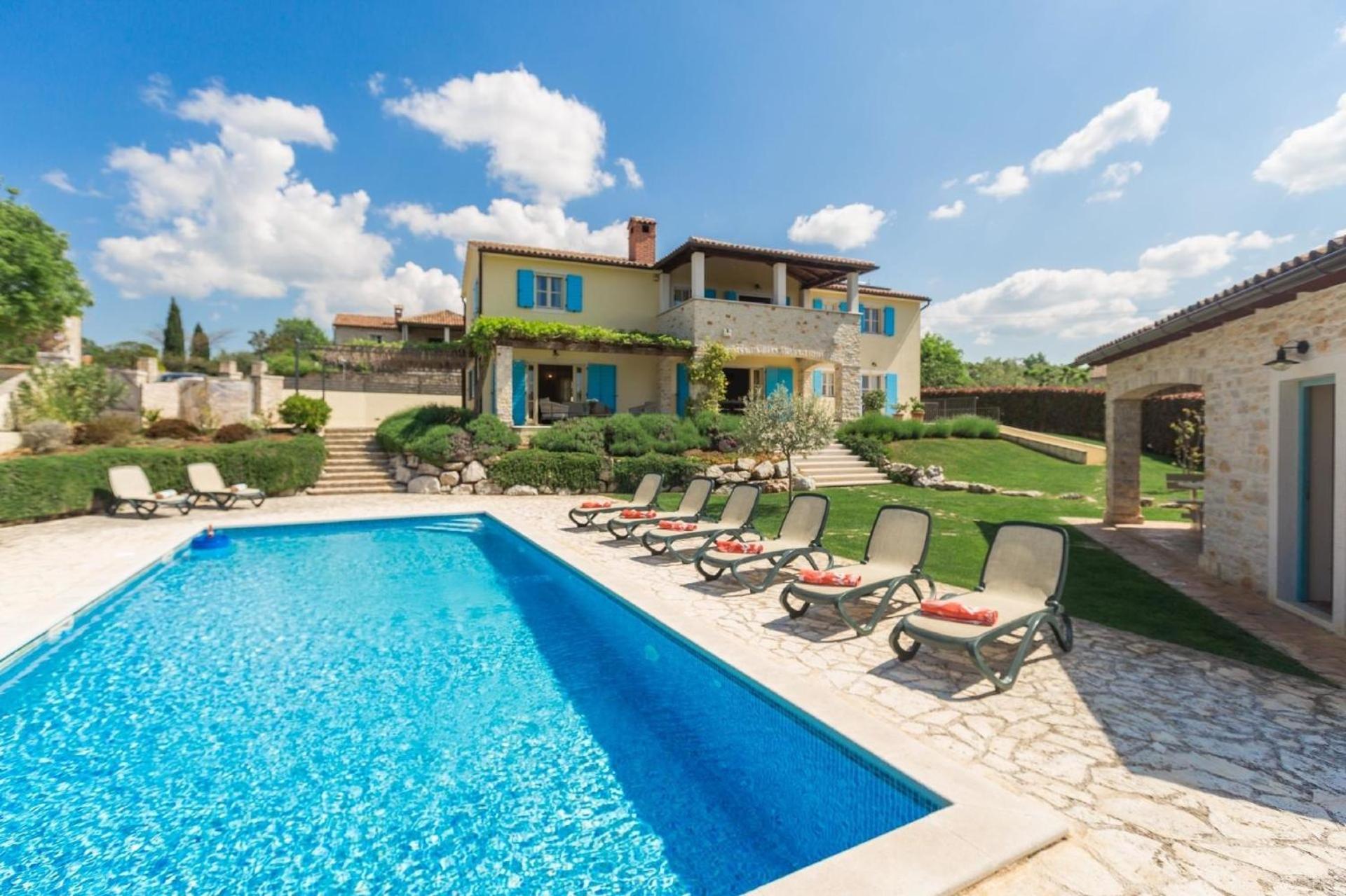 Villa mit Pool, Garten und Sommerküche