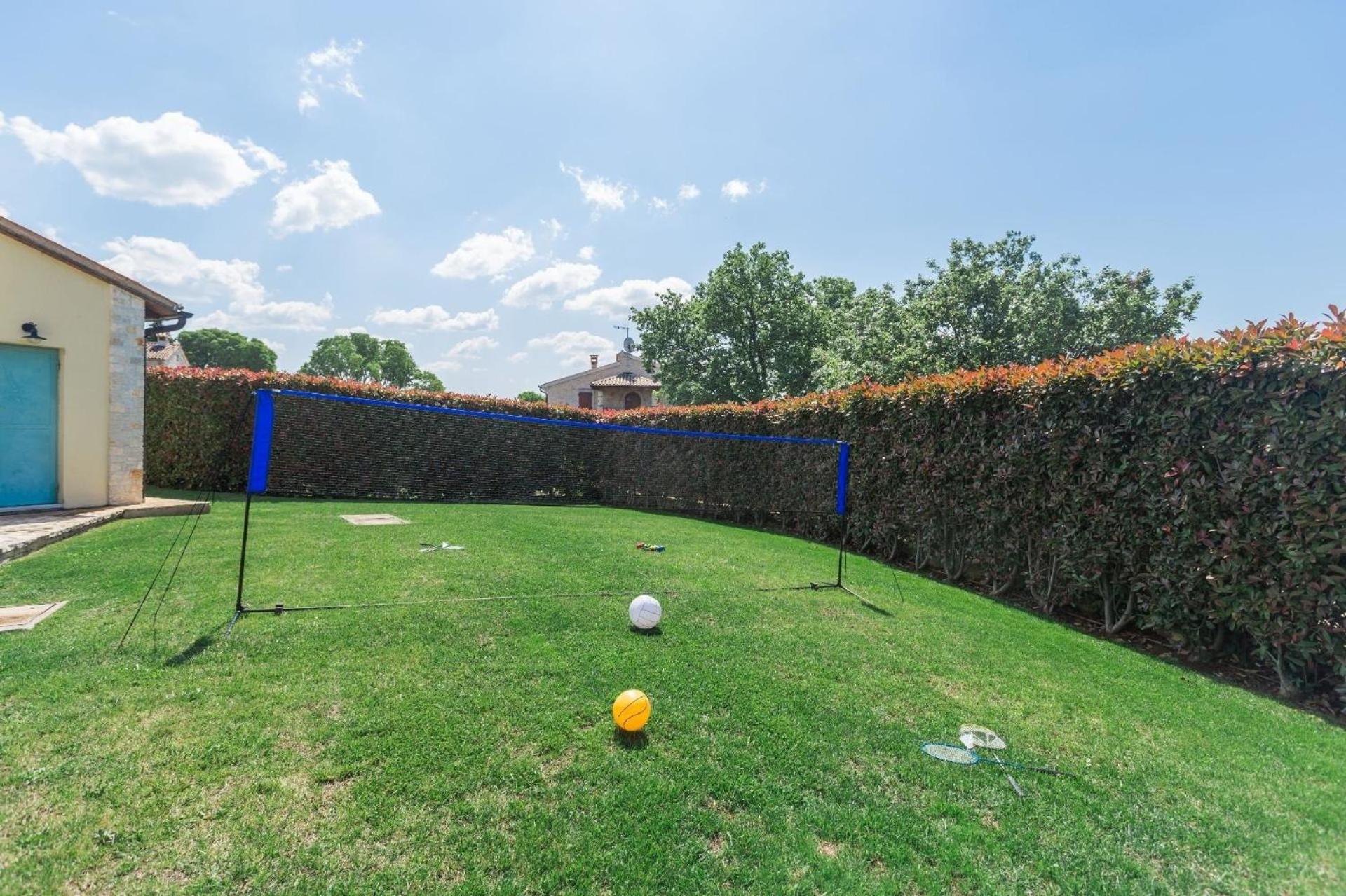 Villa mit Pool, Garten und Sommerküche
