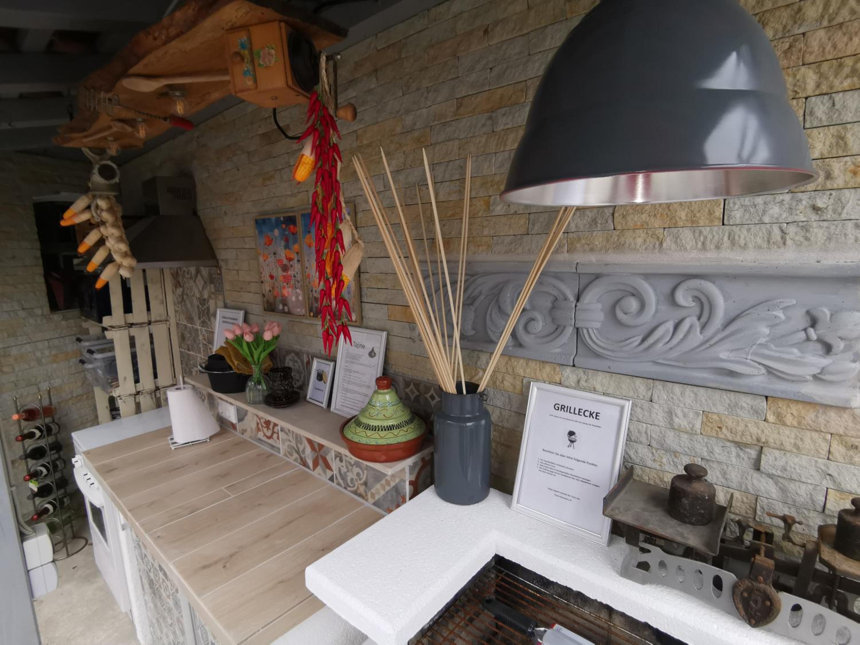 Pauls Hexenhaus Wohnung Hexe mit Fahrrad Garage und Innenhof für Motorräder