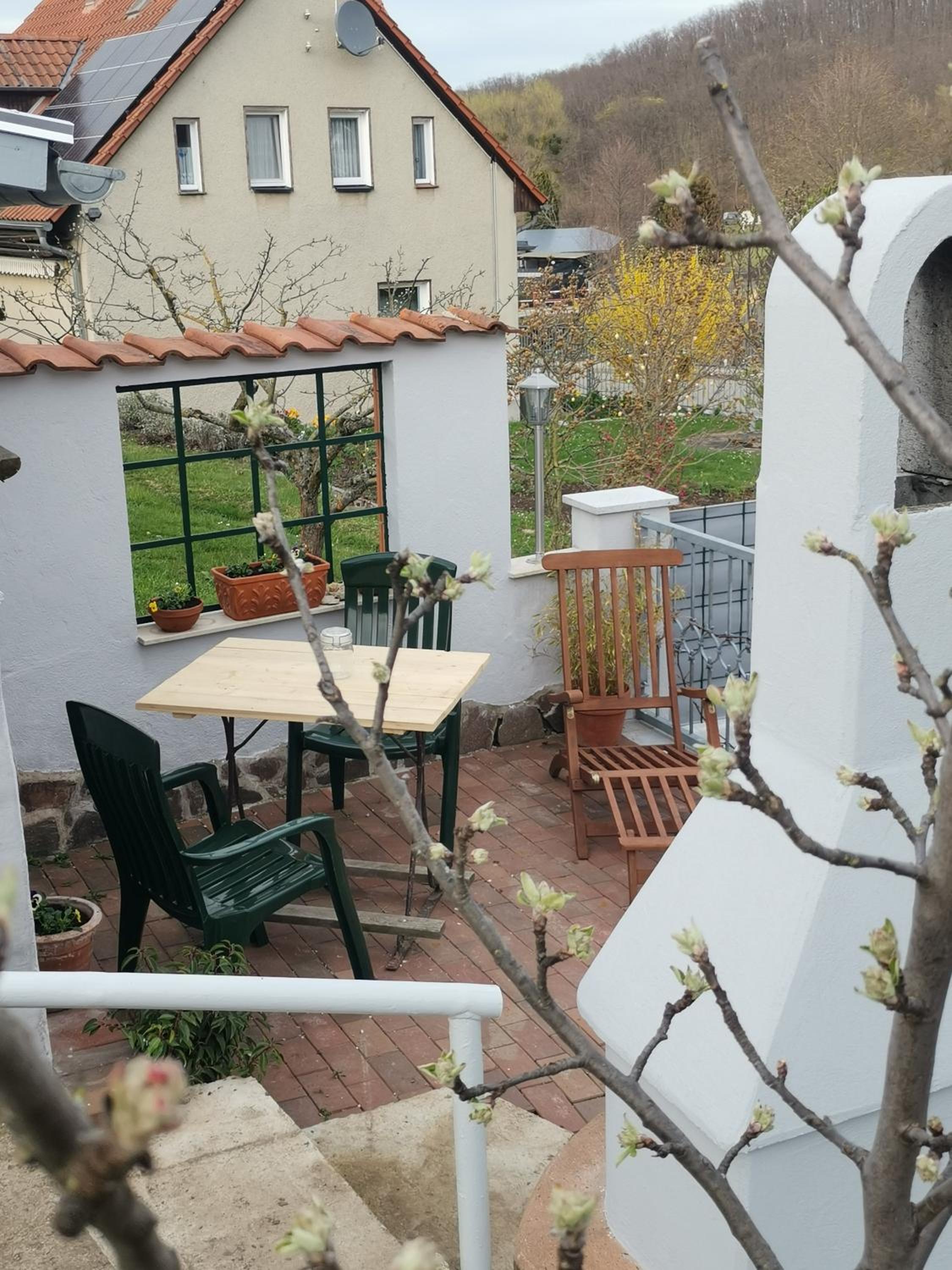 Pauls Hexenhaus Wohnung Hexe mit Fahrrad Garage und Innenhof für Motorräder