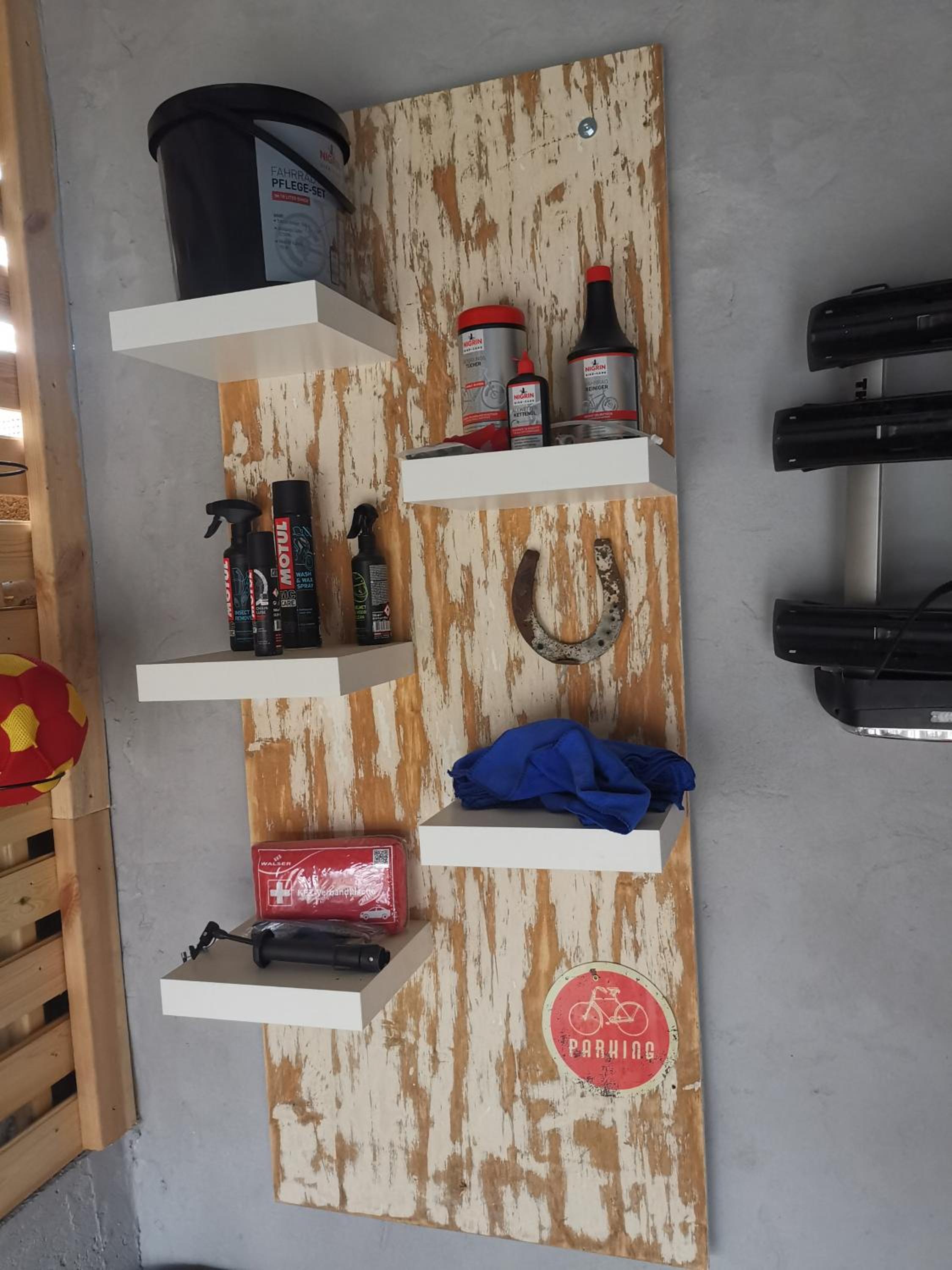 Pauls Hexenhaus Wohnung Hexe mit Fahrrad Garage und Innenhof für Motorräder