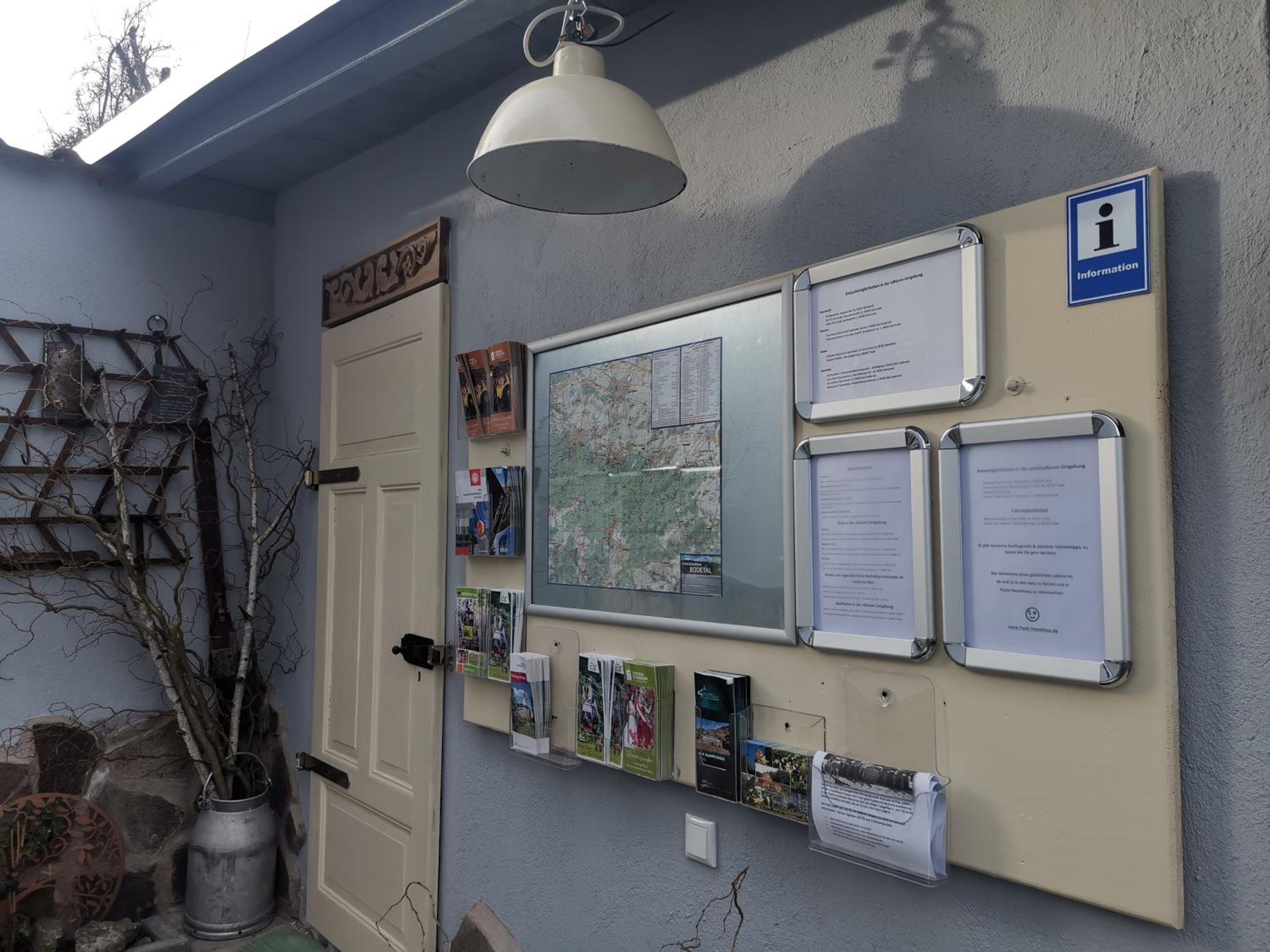 Pauls Hexenhaus Wohnung Hexe mit Fahrrad Garage und Innenhof für Motorräder