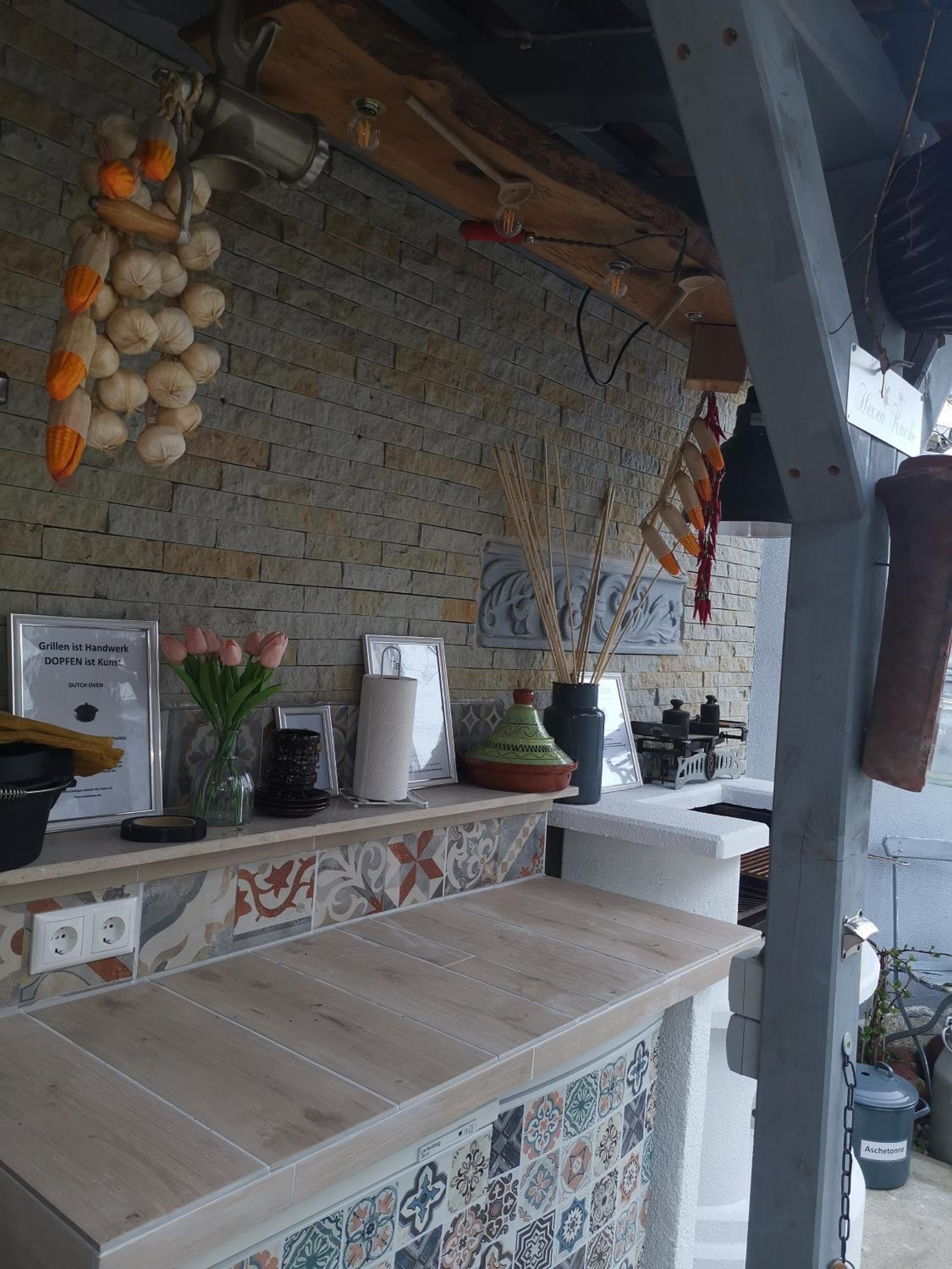 Pauls Hexenhaus Wohnung Hexe mit Fahrrad Garage und Innenhof für Motorräder