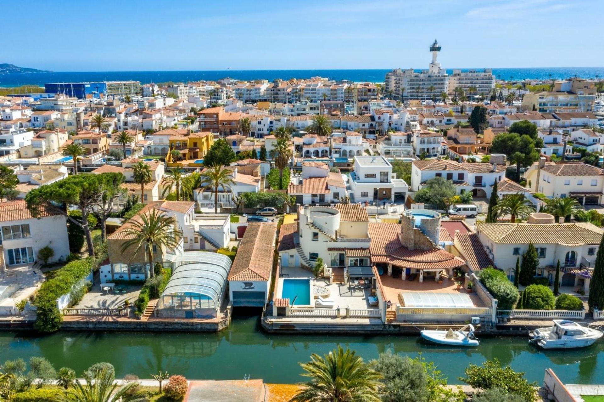 Ferienhaus mit Privatpool für 8 Personen ca 230 qm in Empuriabrava, Costa Brava Golf de Roses view 2