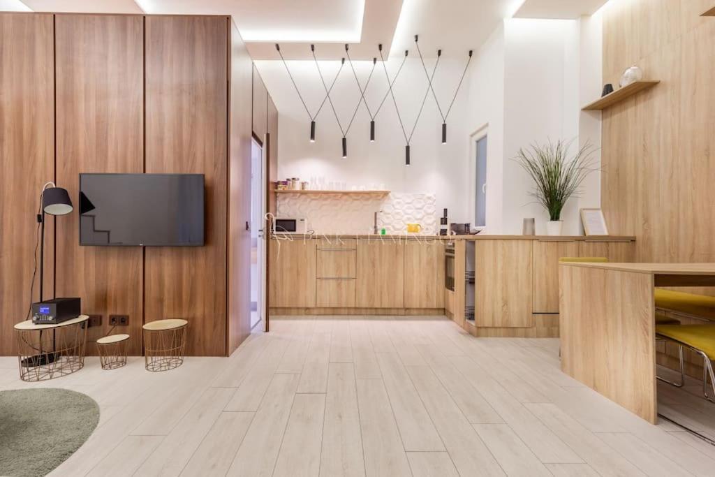 Unique Style Loft - Pink Flamingo view 3
