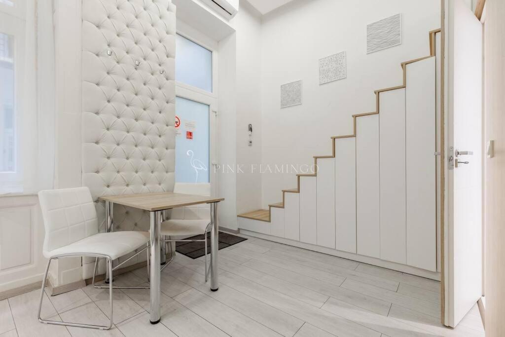 Minimal Loft - Pink Flamingo view 4