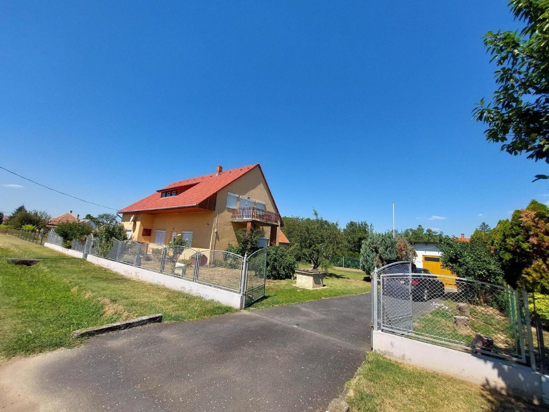 Schönes Ferienhaus in Balatonberény mit sehr grossen Pool