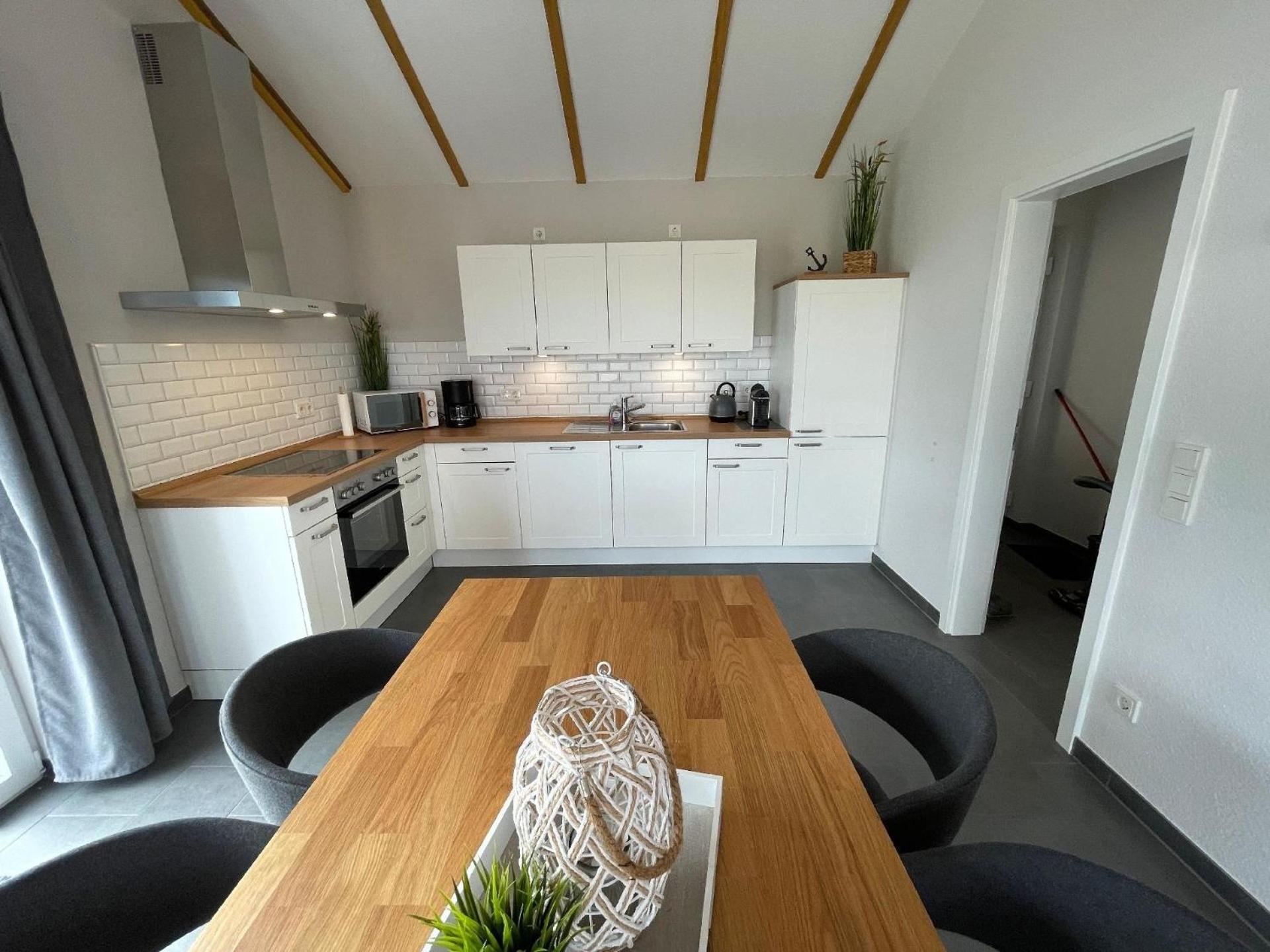 Eingezäuntes Haus mit Kamin und Waschmaschine