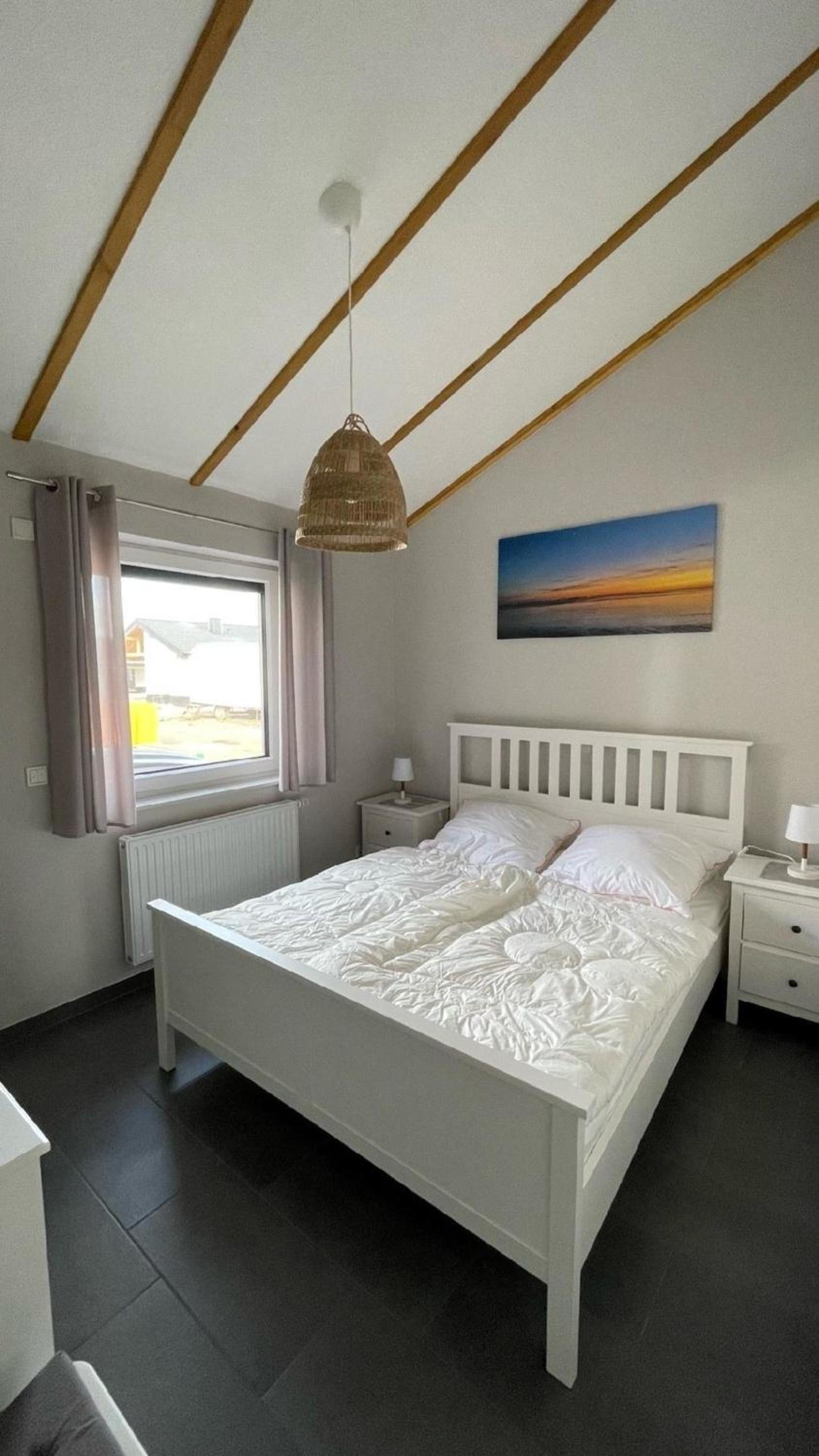 Eingezäuntes Haus mit Kamin und Waschmaschine