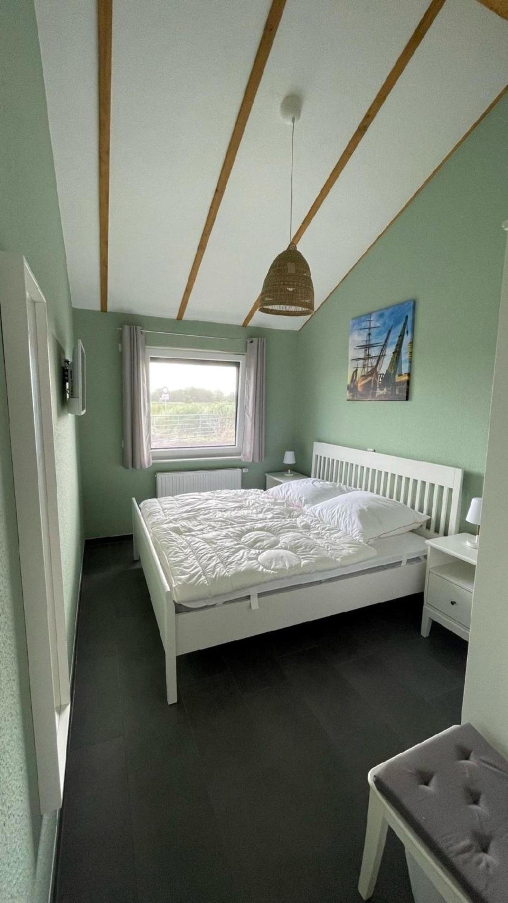 Eingezäuntes Haus mit Kamin und Waschmaschine