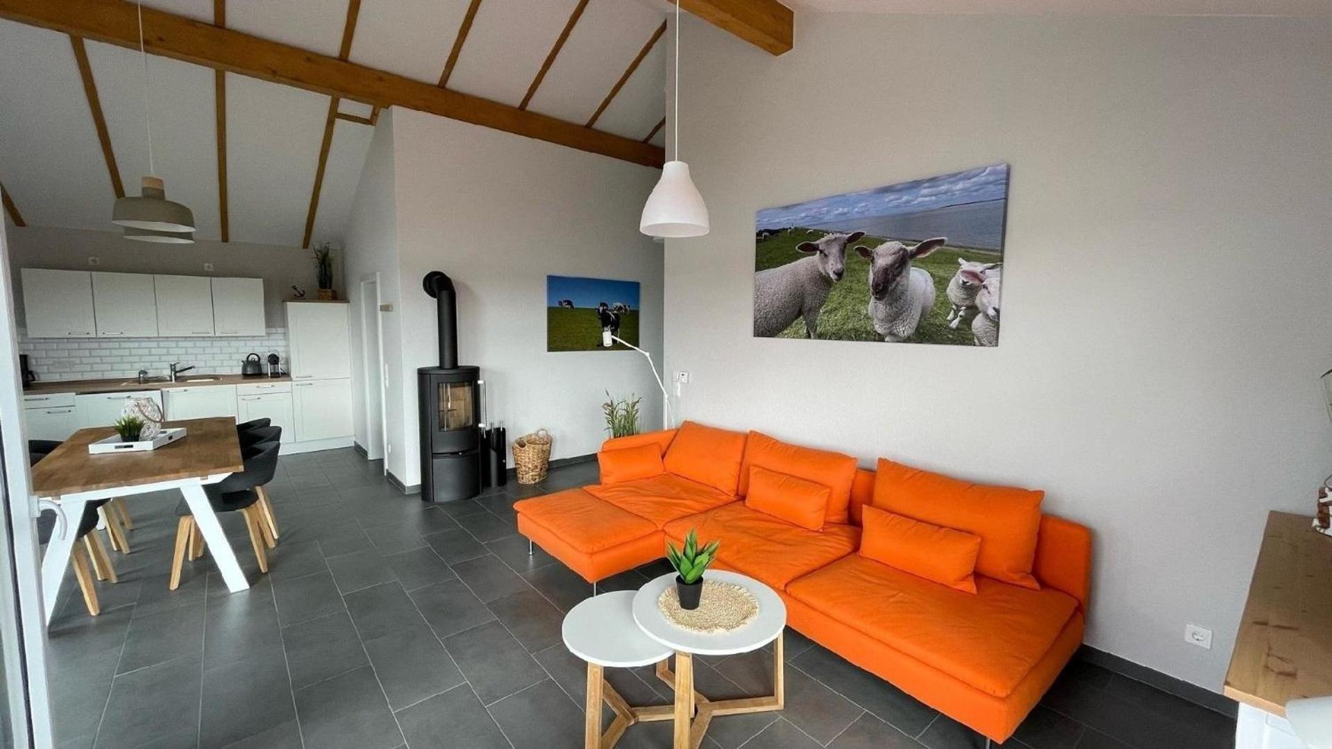 Eingezäuntes Haus mit Kamin und Waschmaschine