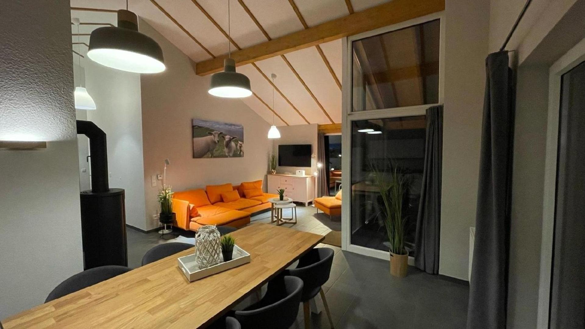 Eingezäuntes Haus mit Kamin und Waschmaschine