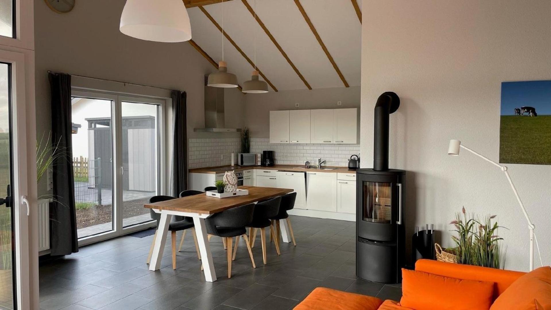 Eingezäuntes Haus mit Kamin und Waschmaschine