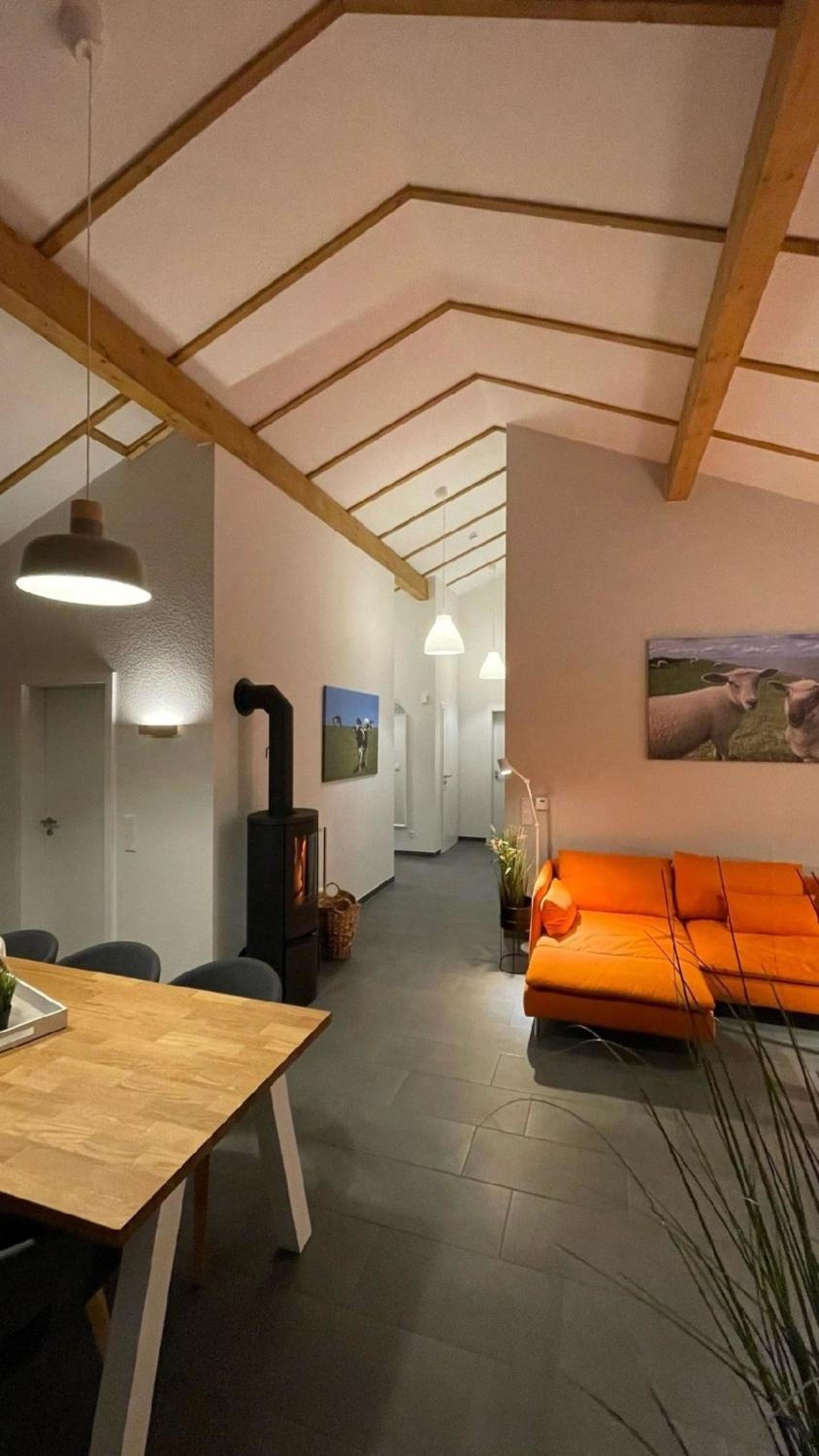 Eingezäuntes Haus mit Kamin und Waschmaschine