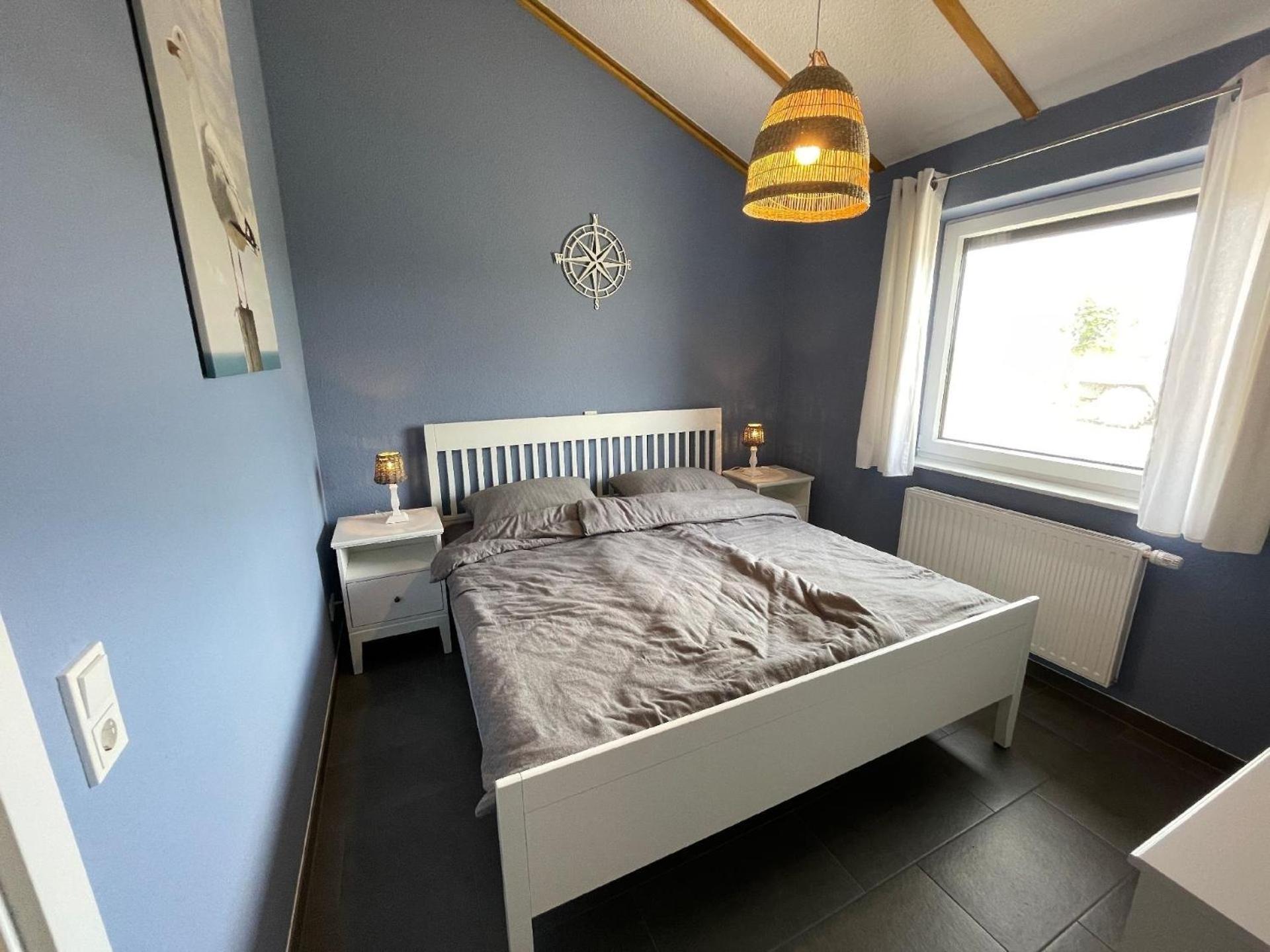 Eingezäuntes Haus mit Kamin und Waschmaschine