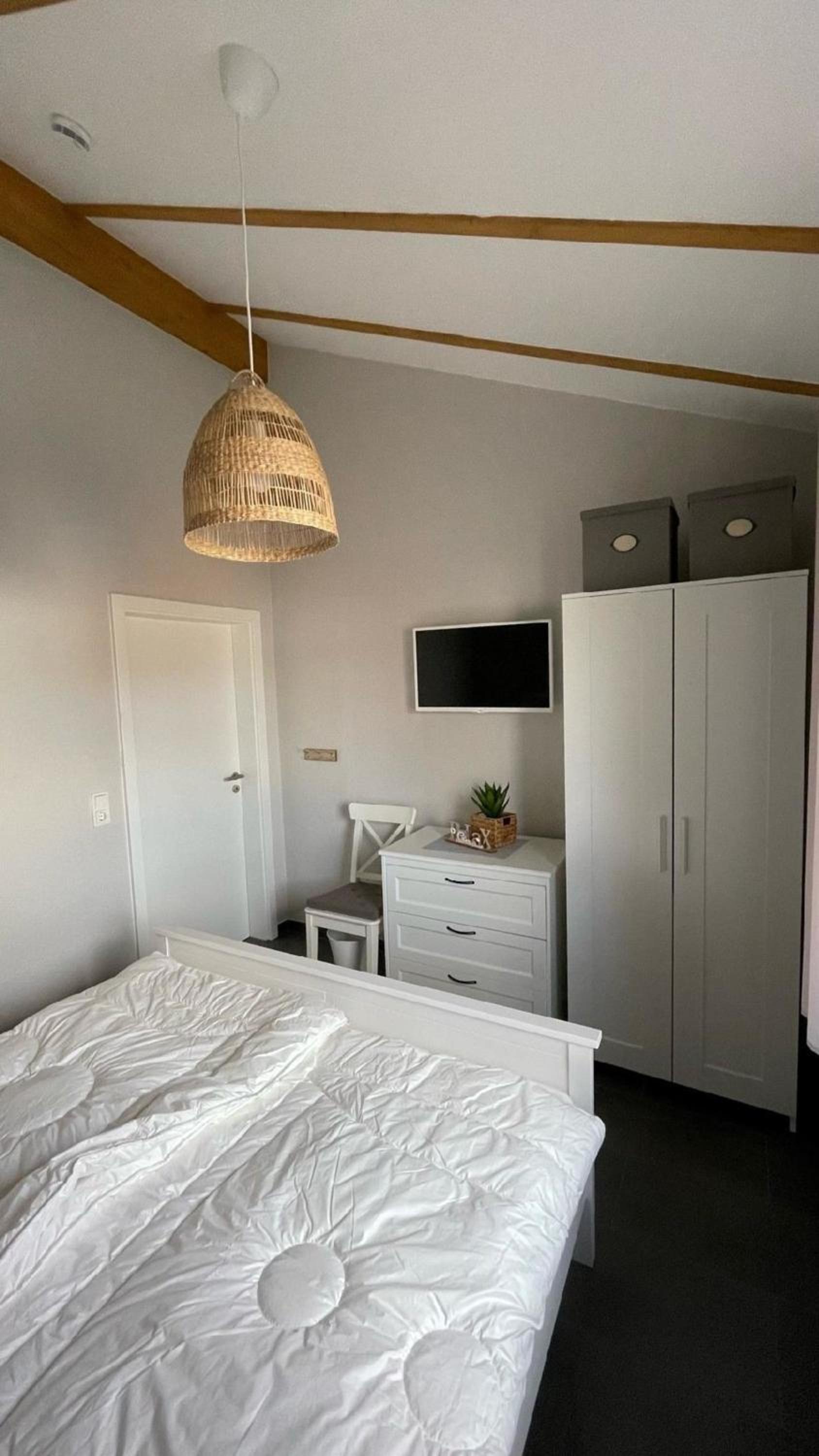 Eingezäuntes Haus mit Kamin und Waschmaschine