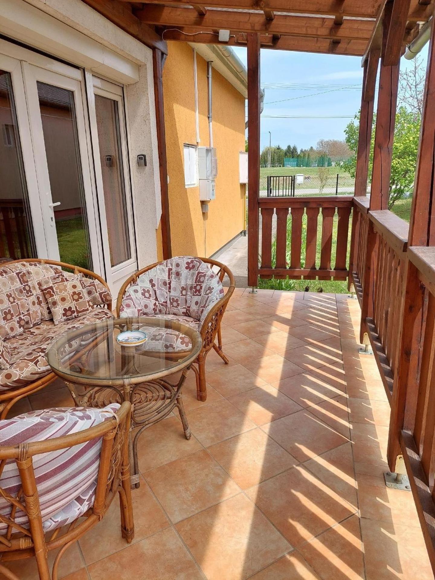 Schönes Ferienhaus mit Pool in ruhiger Lage view 3
