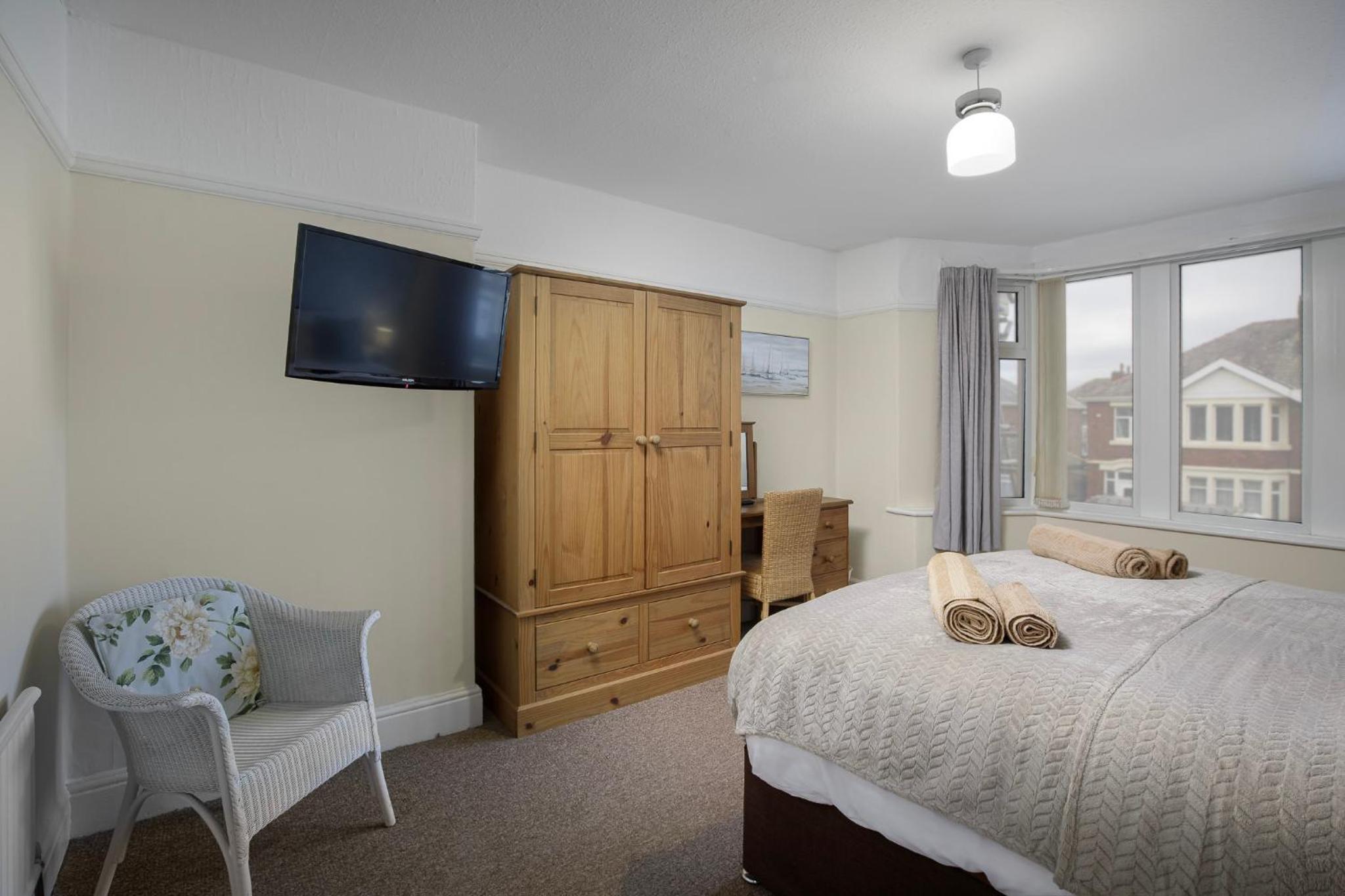 Arnside - Spacious 10-Bedroom Seaside Cottage with Hot Tub view 4