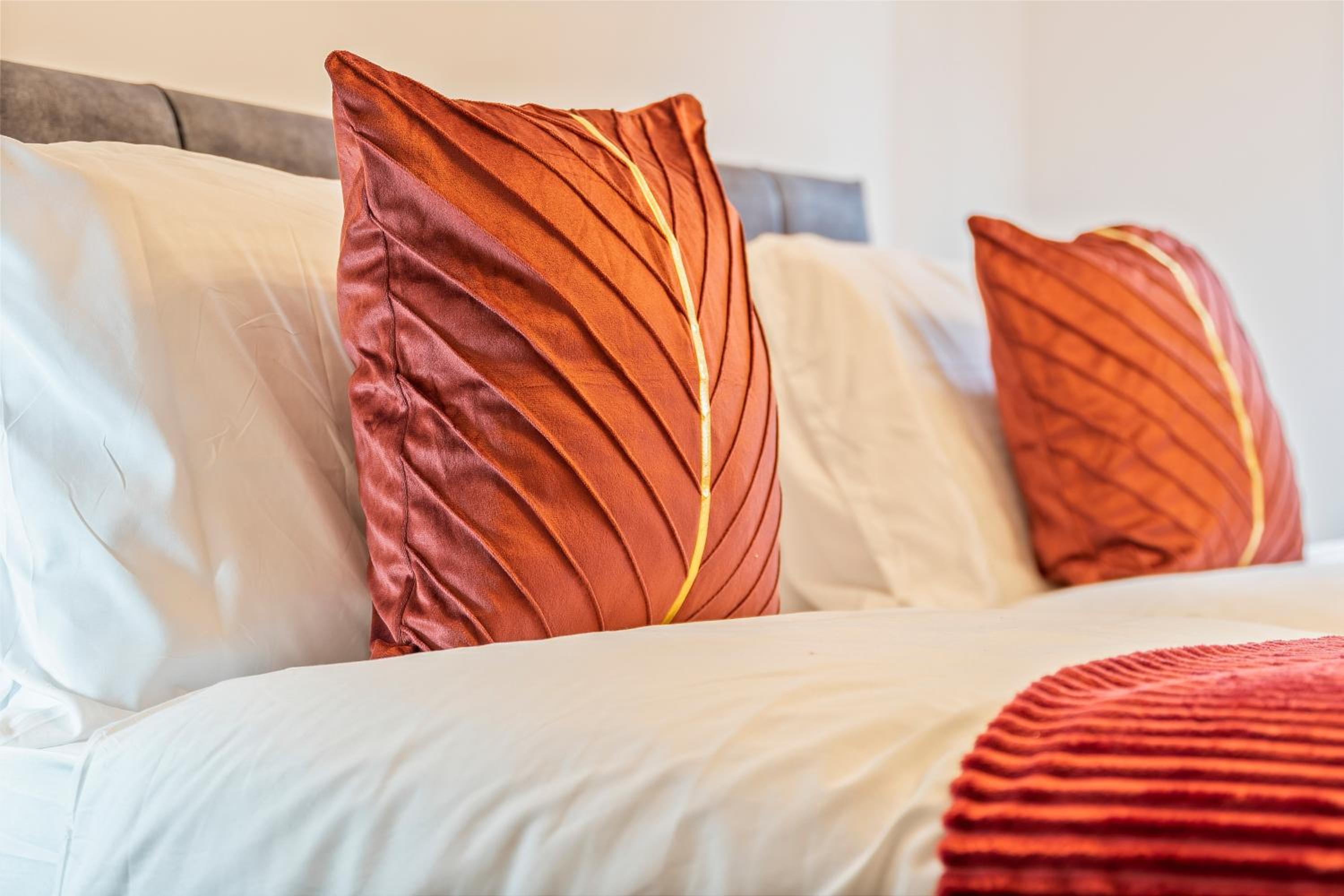 Exclusive Offer on 1 Bed l Monthly Offer l City Center Birmingham Apartment l Sleeps 4 l Free Parking l Wifi l Stylish l City View l By Zen Nights Short Le view 3