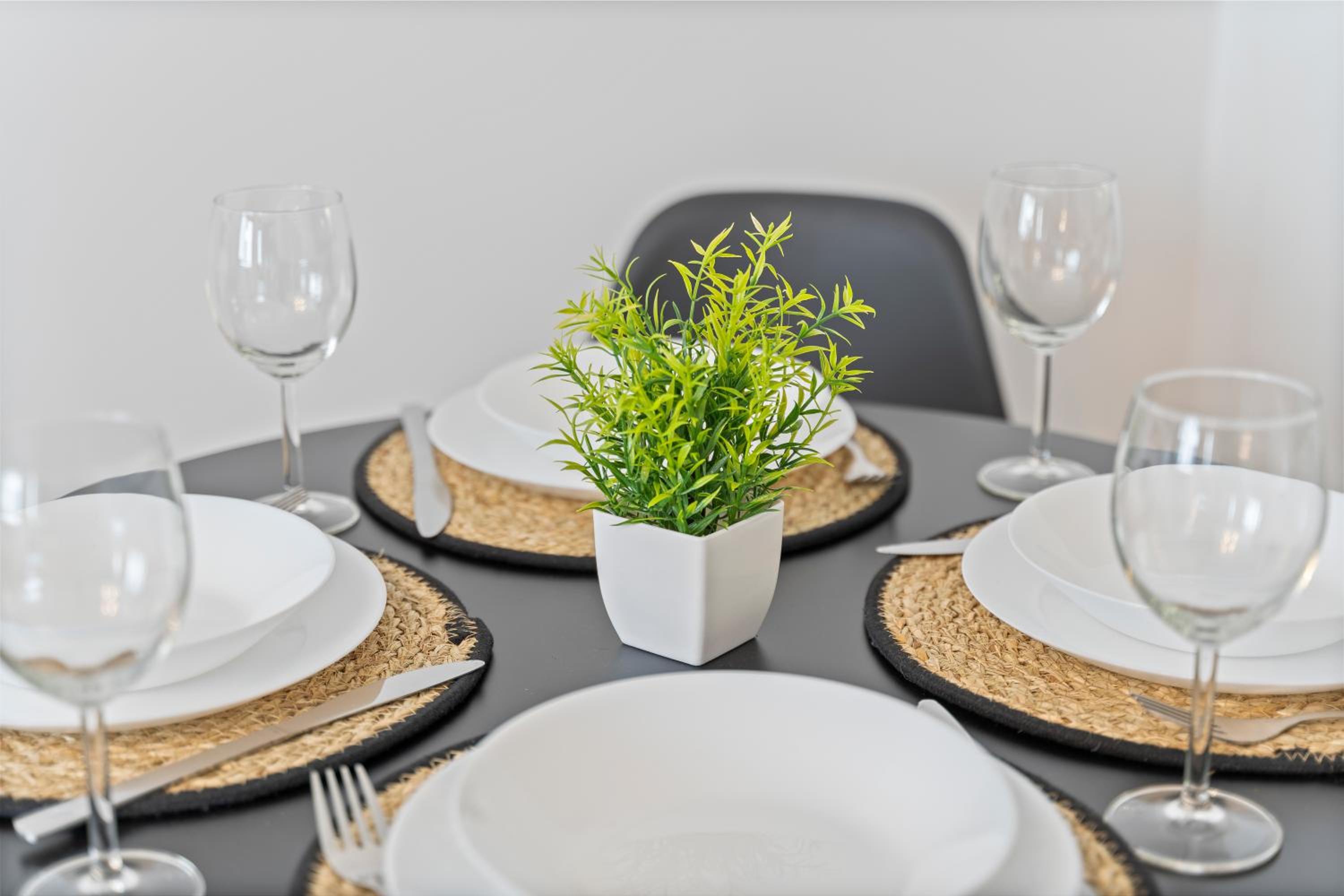 Exclusive Offer on 1 Bed l Monthly Offer l City Center Birmingham Apartment l Sleeps 4 l Free Parking l Wifi l Stylish l City View l By Zen Nights Short Le view 5