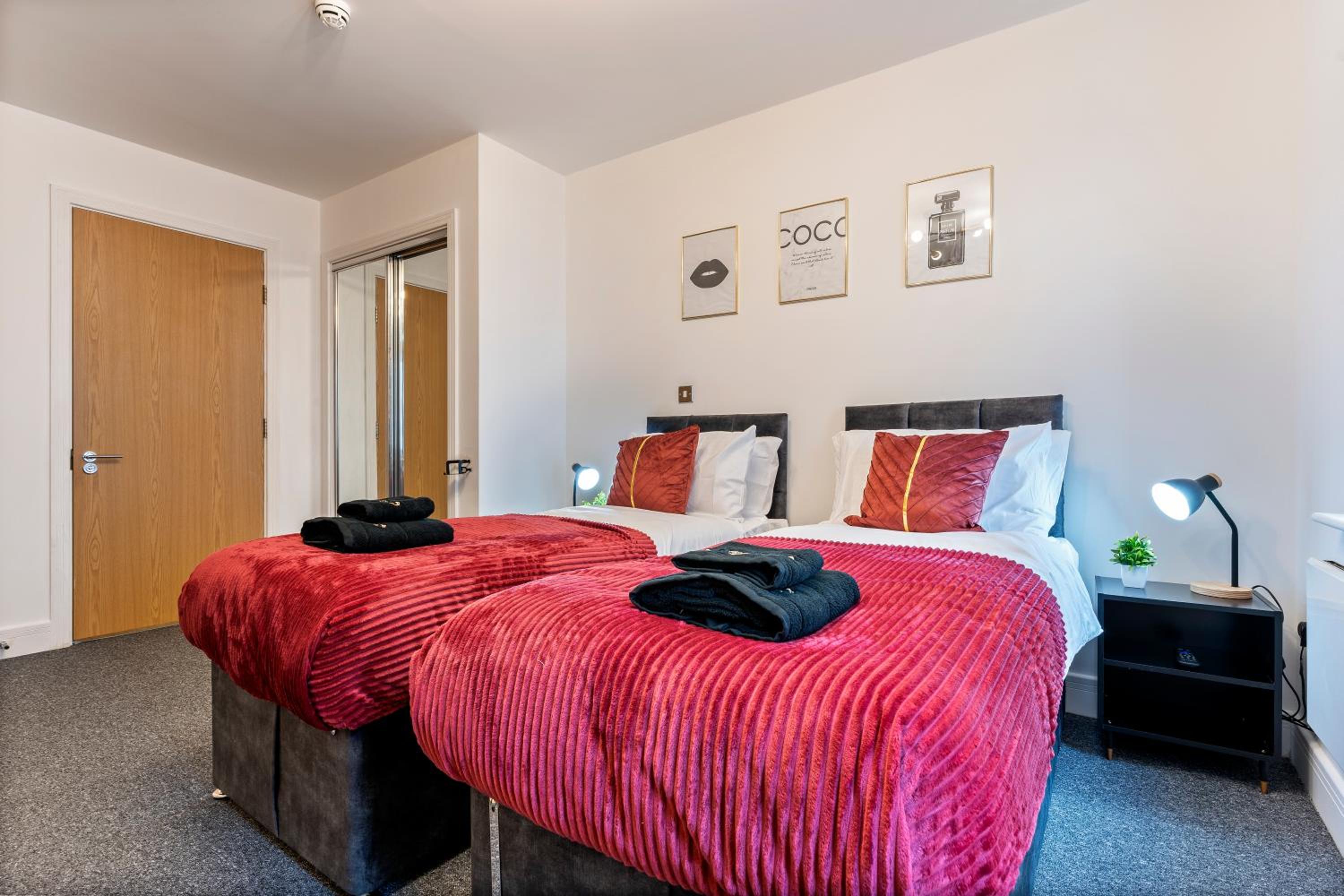 Exclusive Offer on 1 Bed l Monthly Offer l City Center Birmingham Apartment l Sleeps 4 l Free Parking l Wifi l Stylish l City View l By Zen Nights Short Le view 2