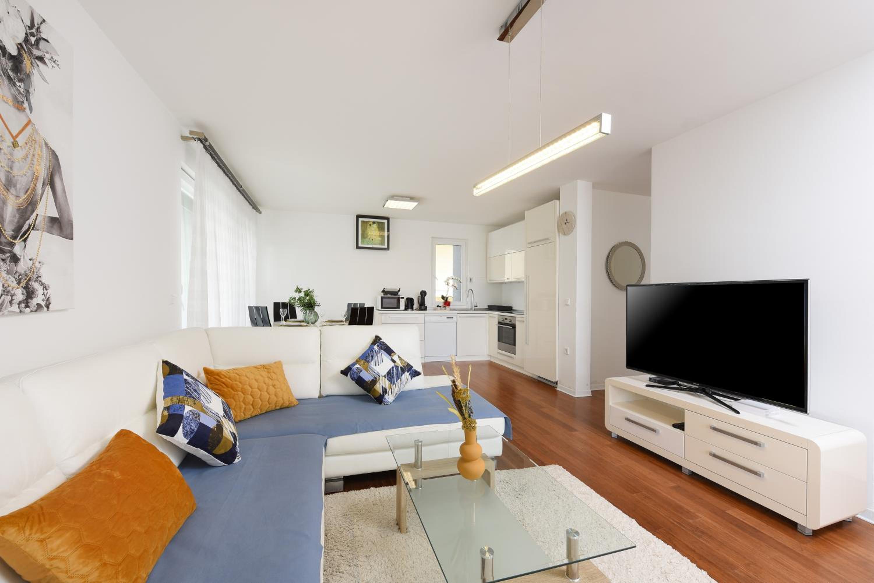 Luxurious Urban Retreat Apartment with Whirlpool and Private Parking