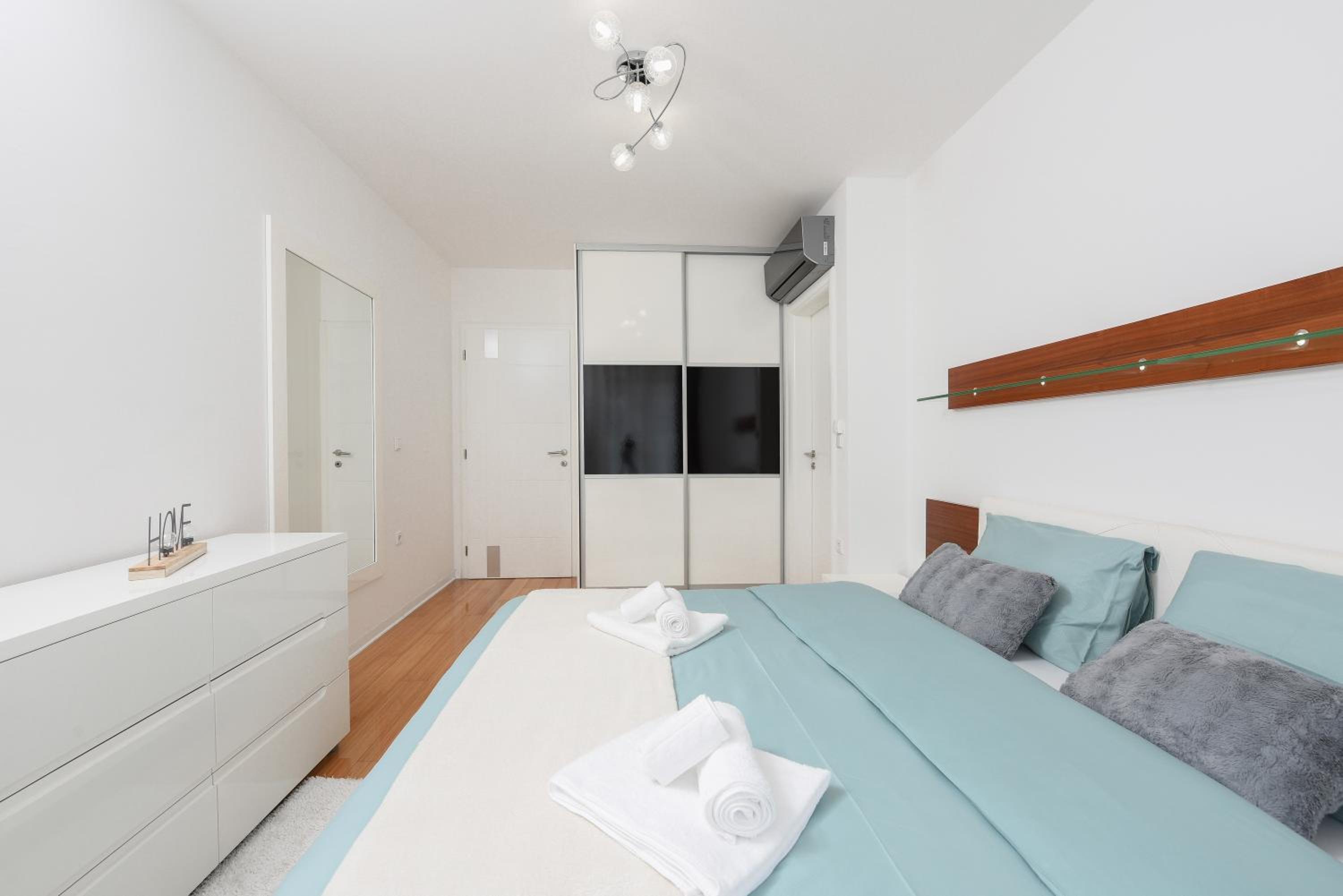 Luxurious Urban Retreat Apartment with Whirlpool and Private Parking