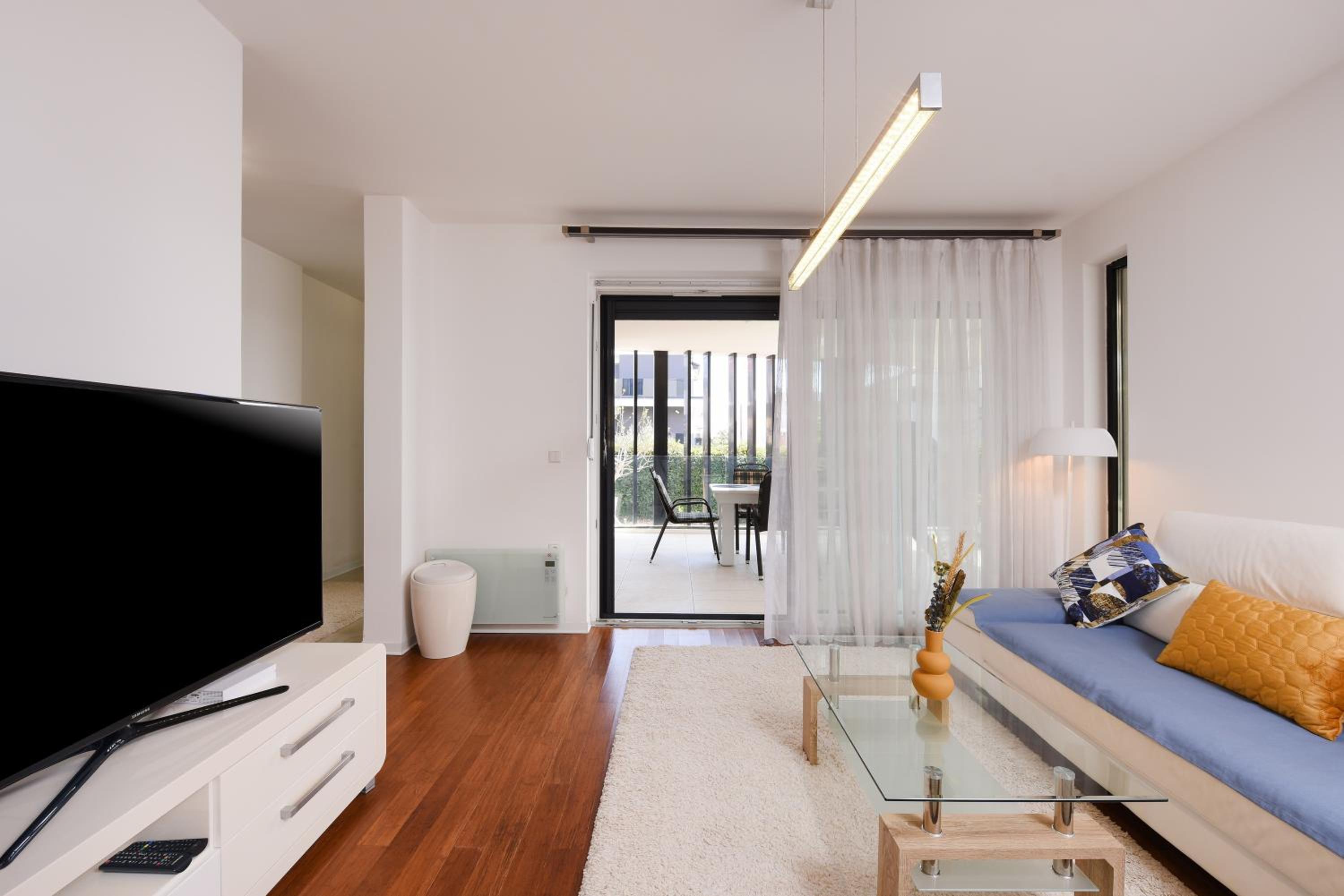 Luxurious Urban Retreat Apartment with Whirlpool and Private Parking