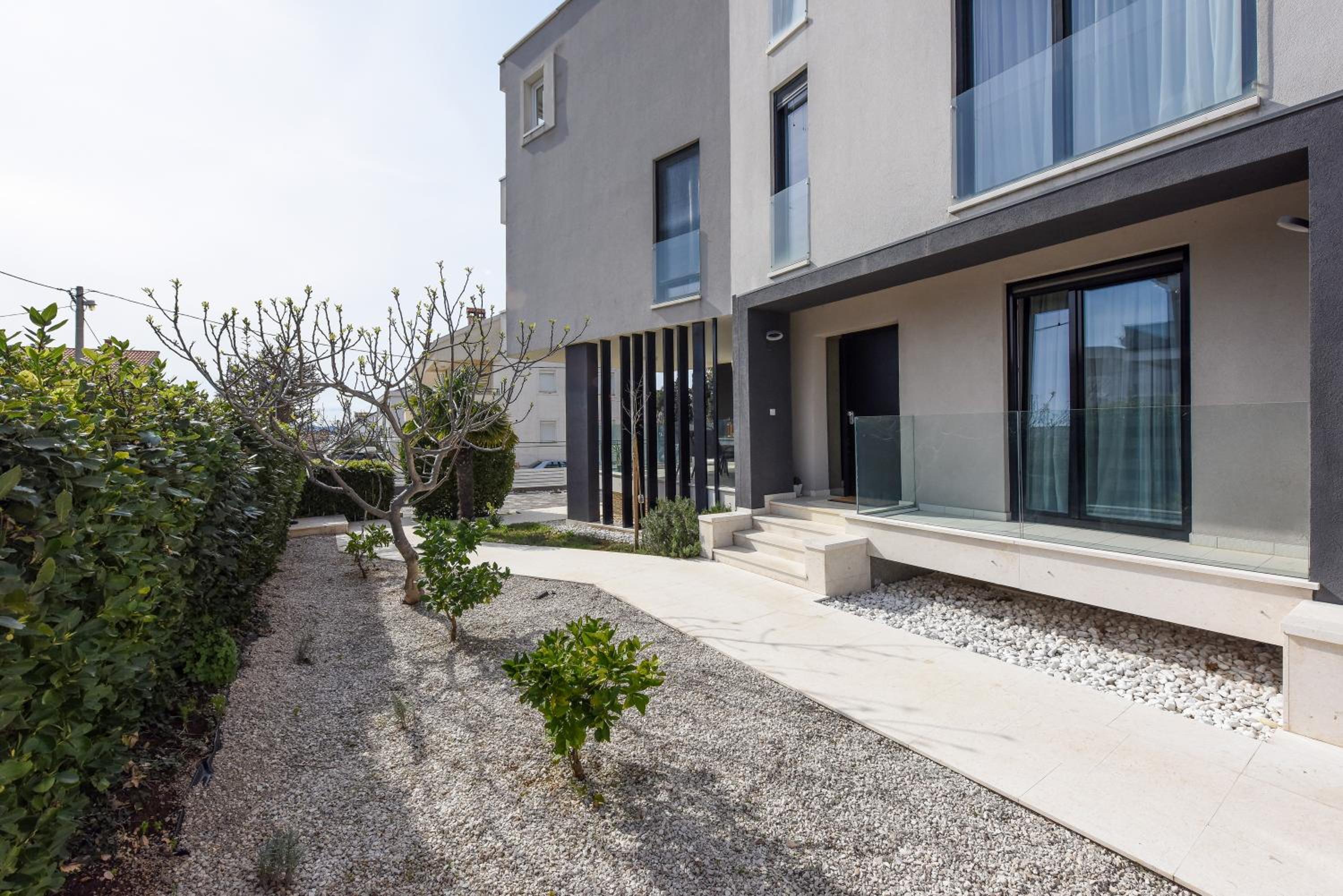 Luxurious Urban Retreat Apartment with Whirlpool and Private Parking